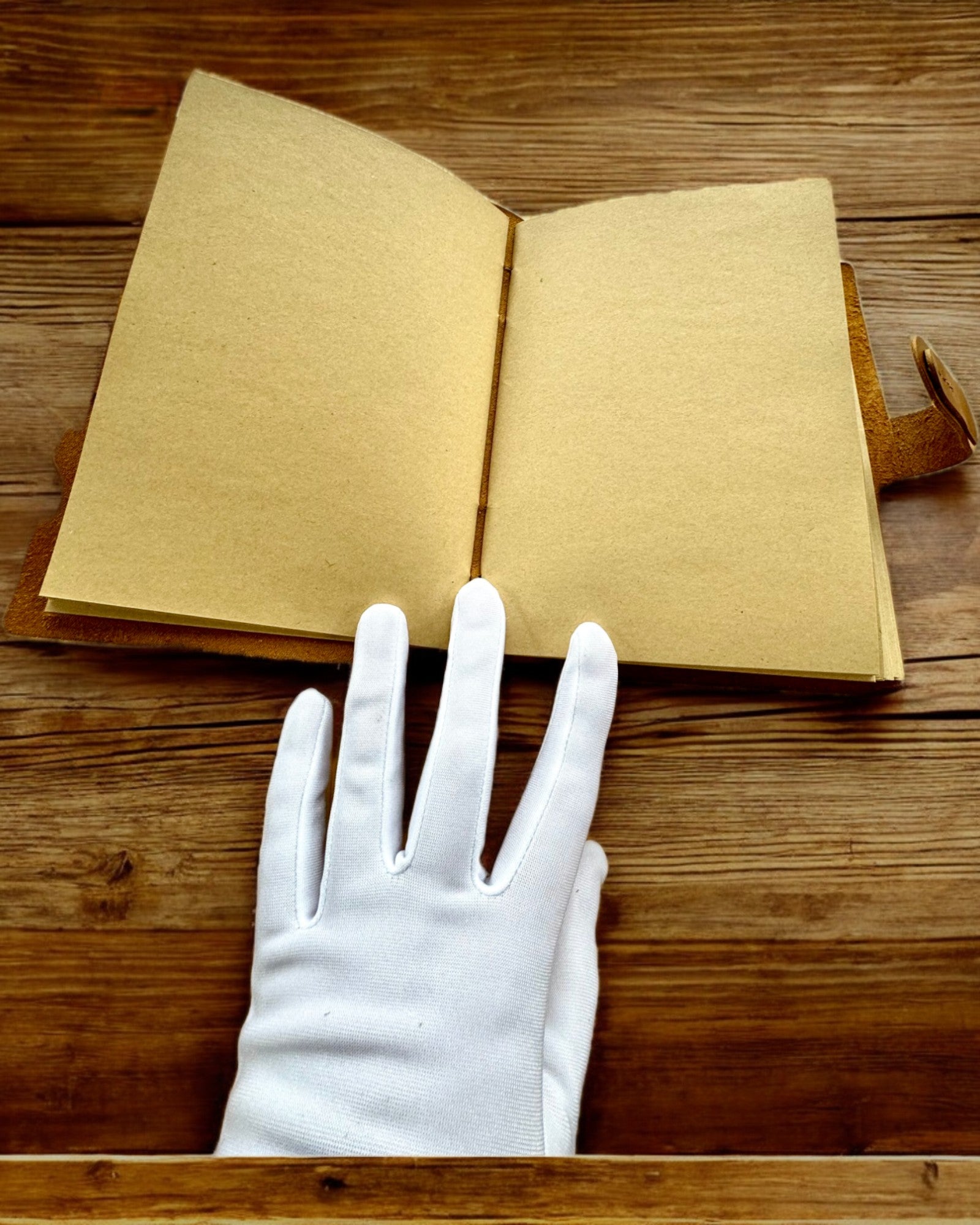 Notatnik Premium "RetroNotes" – Tyylikäs aito nahkamuistikirja - 200 sivua, 120g, muistikirja, luonnoskirja, ruskea väri, personointi kaiverruksella