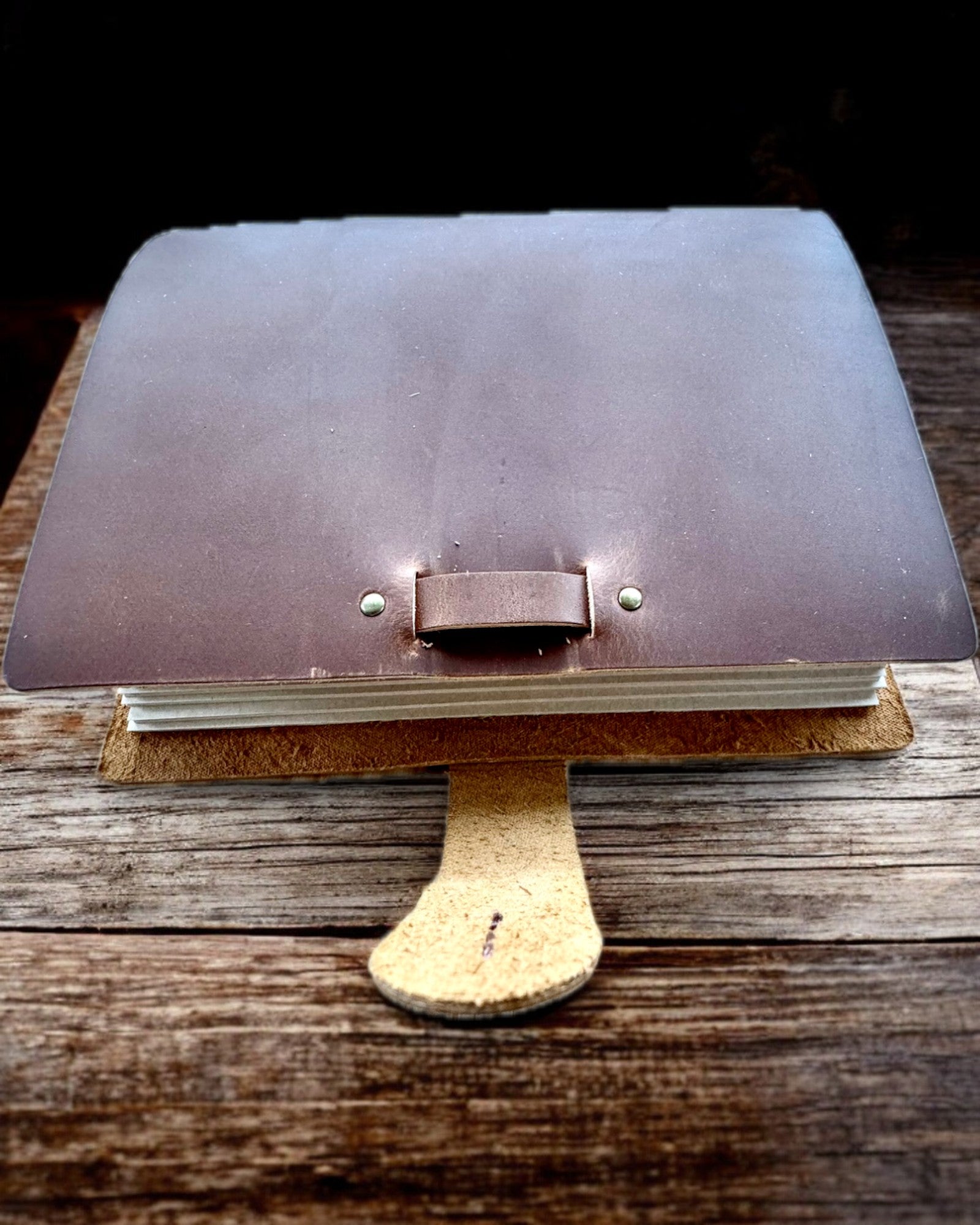 Notatnik Premium "RetroNotes" – Tyylikäs aito nahkamuistikirja - 200 sivua, 120g, muistikirja, luonnoskirja, ruskea väri, personointi kaiverruksella