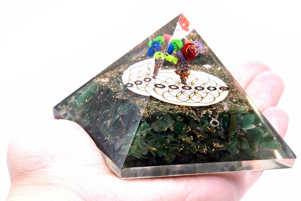 Orgaaninen pyramidi vihreällä akvamariinilla ja elämän kukan symboliikalla