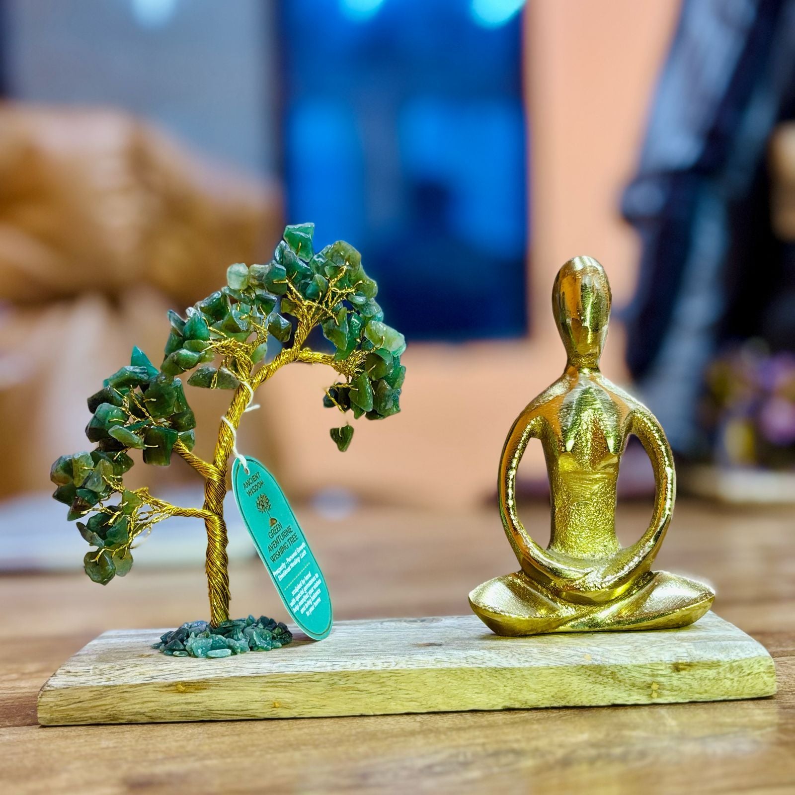 Jokivipuutarha jalokivistä – Padmasana-asento vihreästä aventuriinista – Käsintehty puu, jossa 100 kiveä – Tyylikäs kultainen figuuri – Luonnollinen puinen jalusta