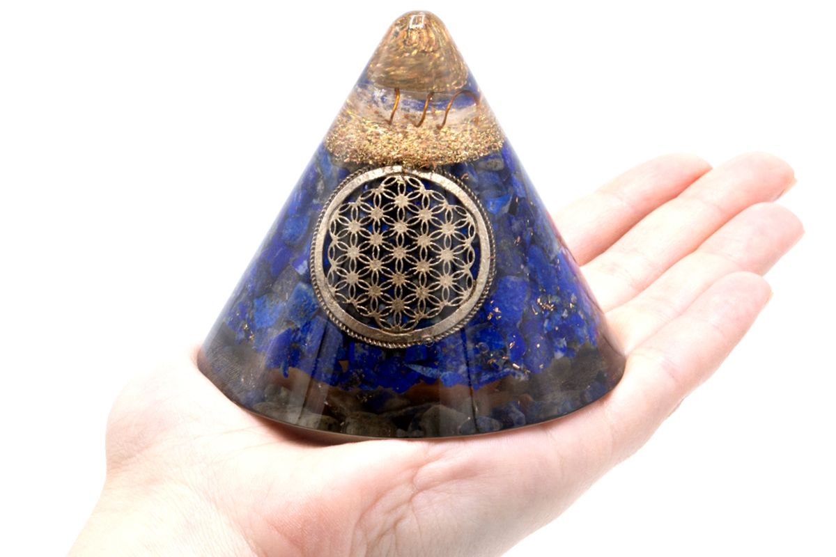 Orgoniittinen lapis-elämänkukkakartio ripustetulla kvartsihelmellä - 90 mm, sinikulta, lasihartsi ja metallilastut