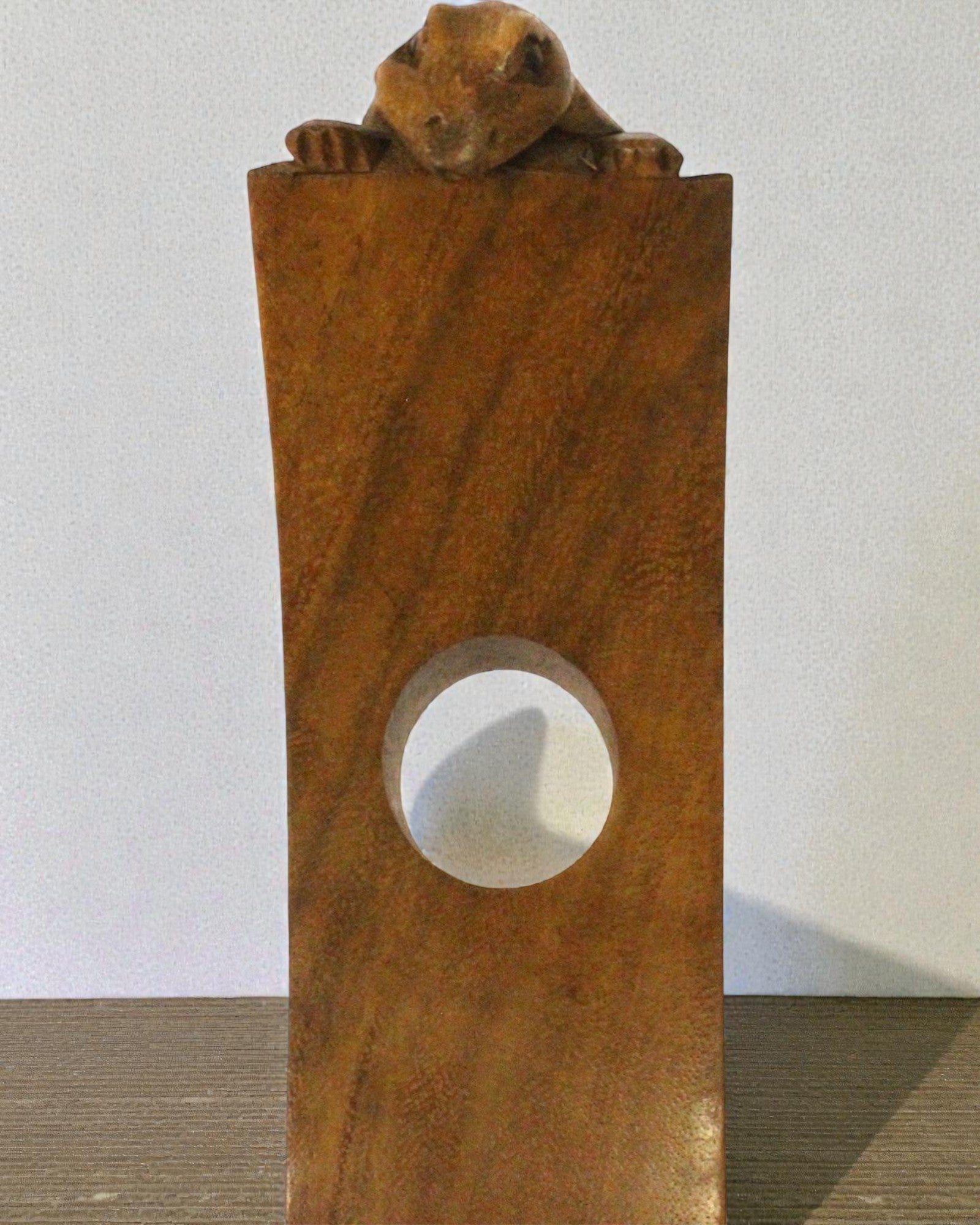 Gekon Balance – taiteellinen tasapainotteleva viiniteline suar-puusta