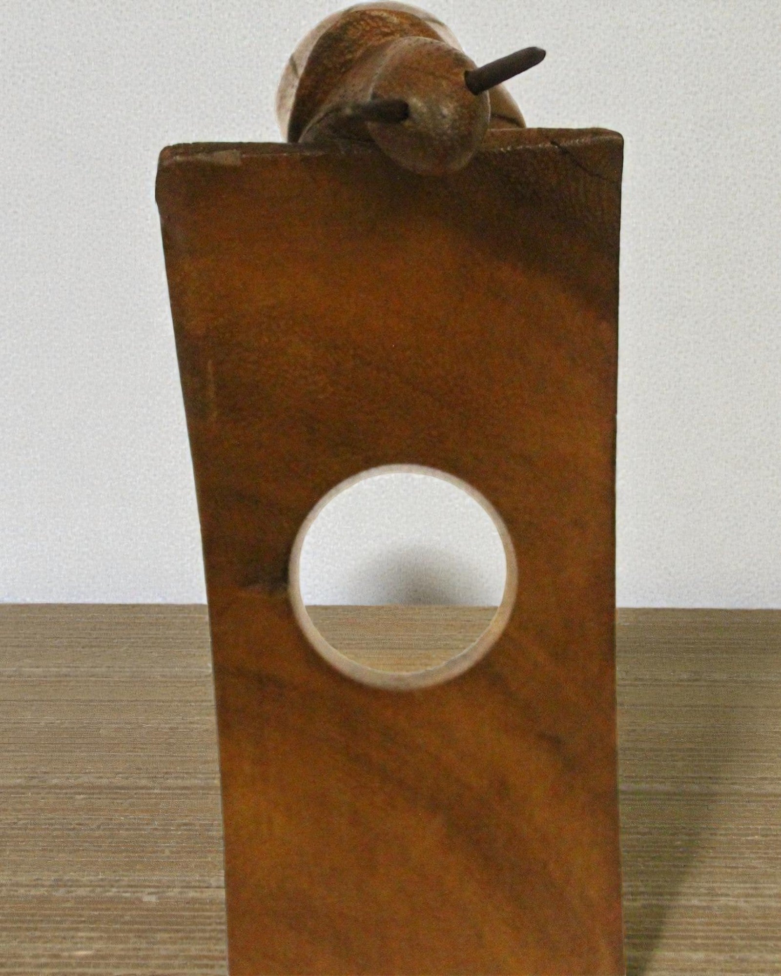 Viinimestarin etana – käsin veistetty, tasapainossa pysyvä viinipulloteline suar-puusta