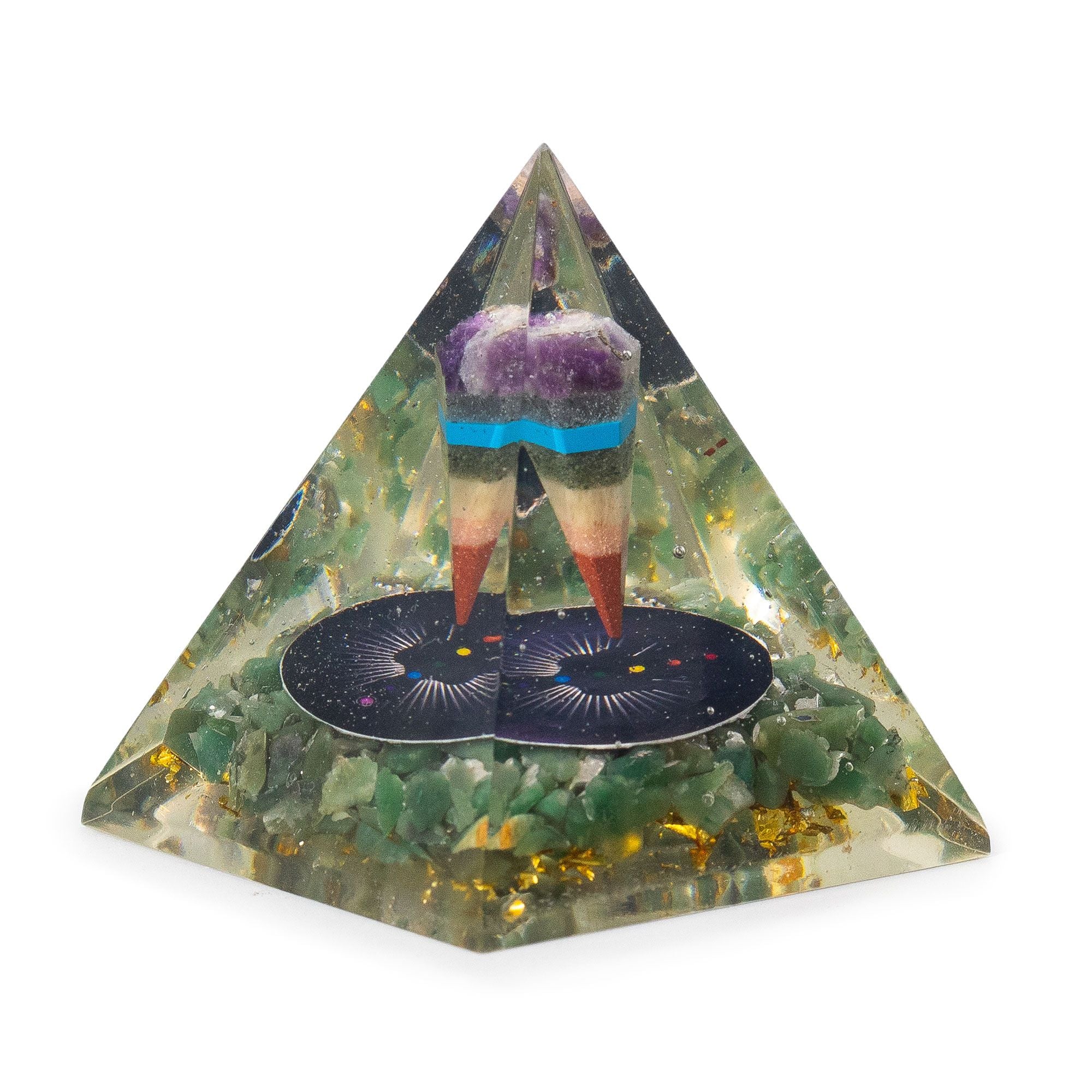 Keskikokoinen orgoniittipyramidi heilurilla ja vihreillä aventuriinilastuilla 7x6 cm