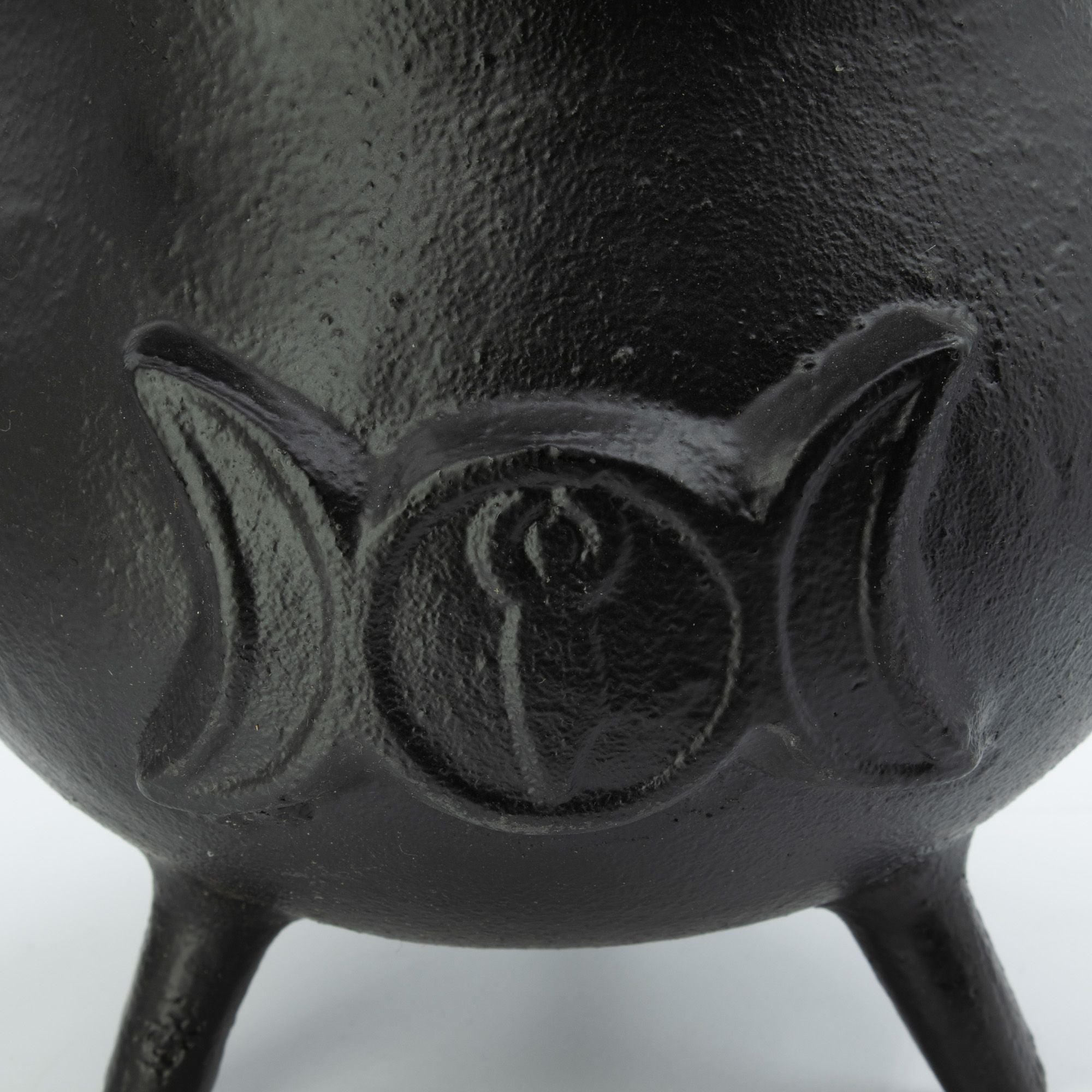 Jättimäinen valurautainen kattila kolminkertaisella kuulla 23x18 cm