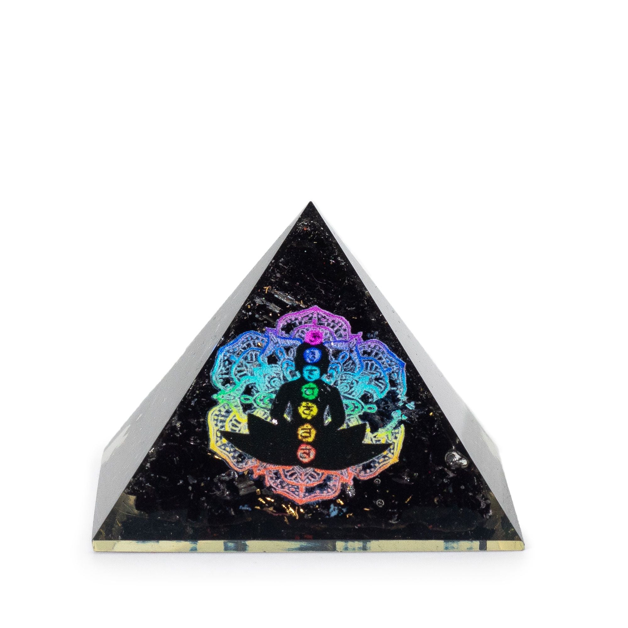 Pieni orgaaninen pyramidi mustasta turmaliinista 5,5x4,5 cm buddhan chakrojen motiivilla