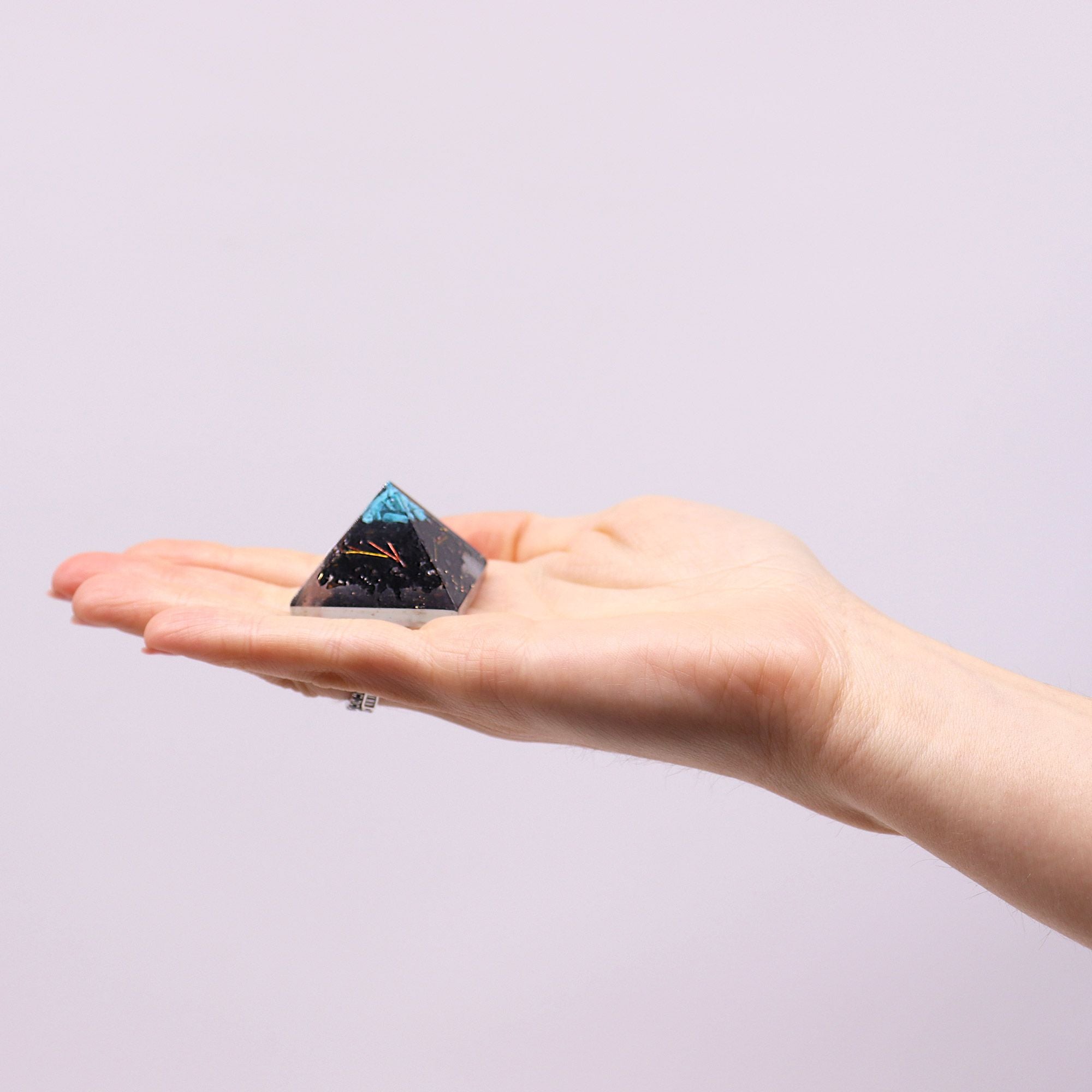Pieni orgaaninen pyramidi 25 mm vihreillä jalokivillä ja kuparilla
