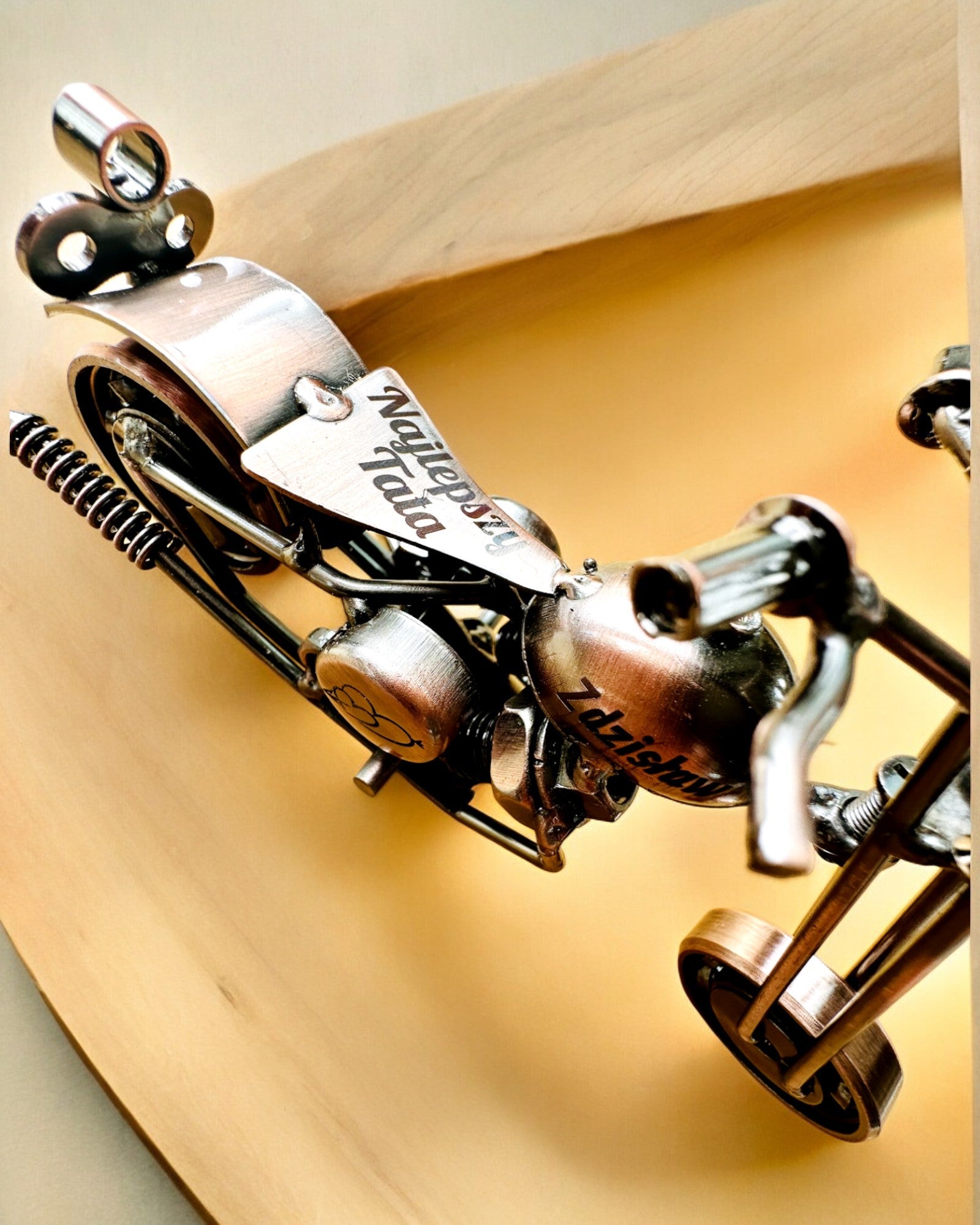 Käsintehty moottoripyörämalli raudasta, Chopper, personointi, kaiverrus lahjaksi