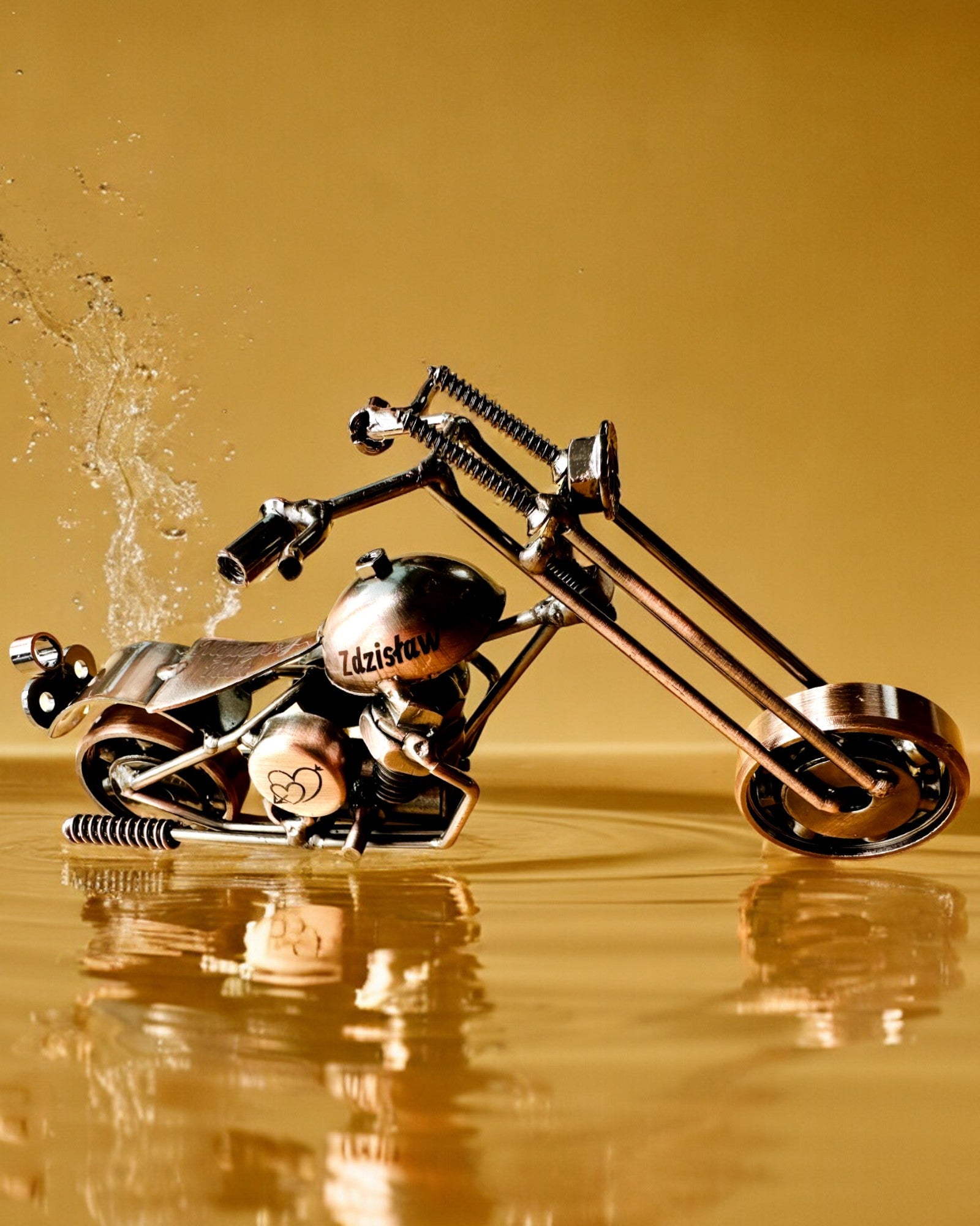 Käsintehty moottoripyörämalli raudasta, Chopper, personointi, kaiverrus lahjaksi