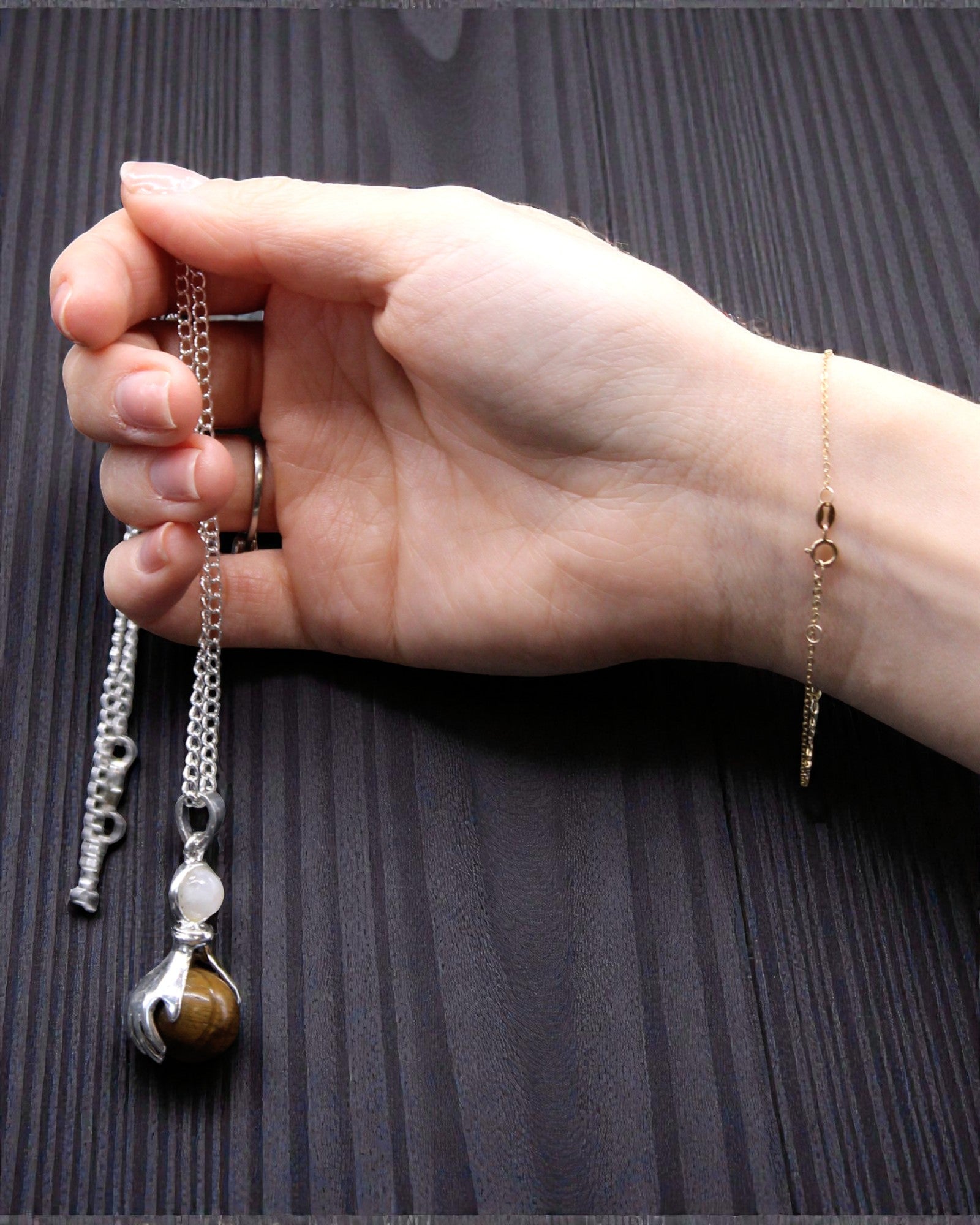 Crystal Hands – tiikerinsilmästä valmistettu parantavien käsien riipus