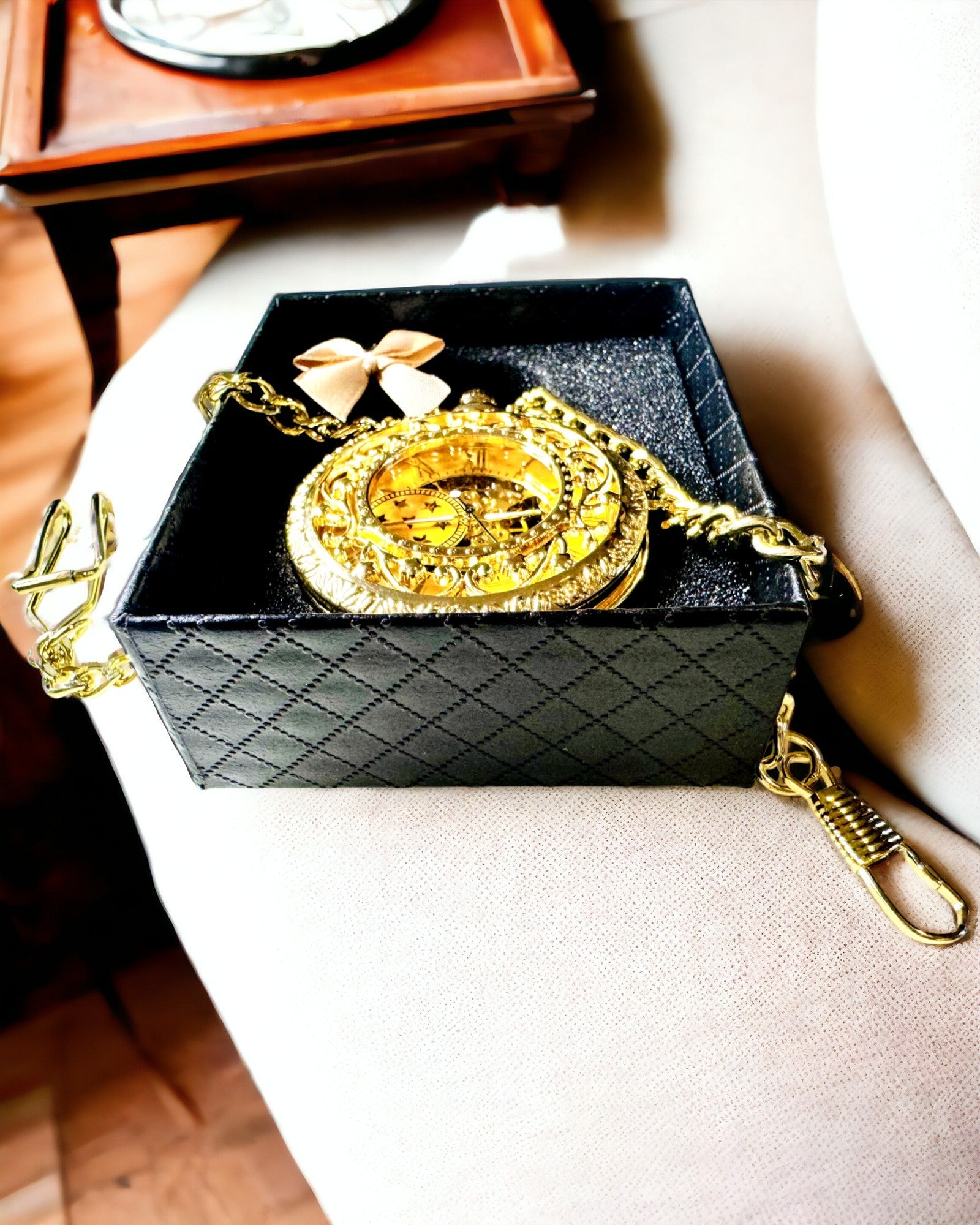 "Złoty Majestat" - Ylellinen mekaaninen taskukello läpinäkyvällä ytimellä. Personointi kaiverruksella