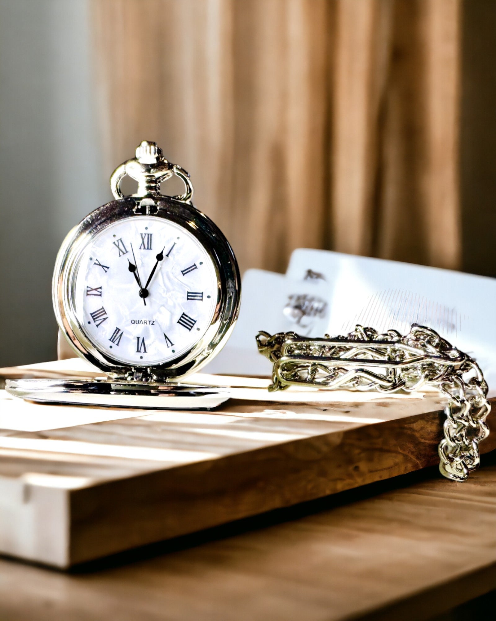 Klassinen taskukello roomalaisilla numeroilla ja ketjulla, kvartsikoneisto, teräksen kiilto - hopeanvärinen