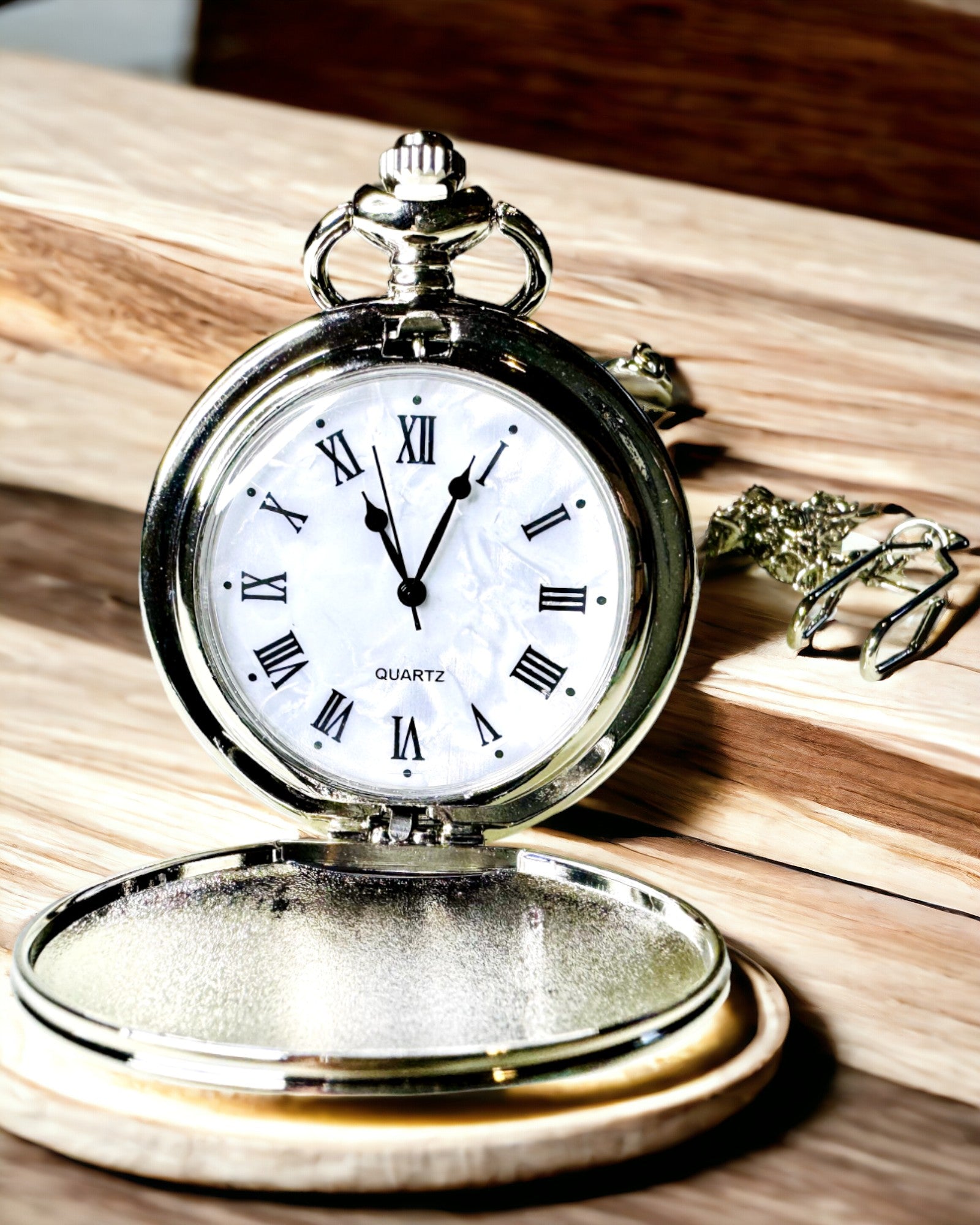 Klassinen taskukello roomalaisilla numeroilla ja ketjulla, kvartsikoneisto, teräksen kiilto - hopeanvärinen