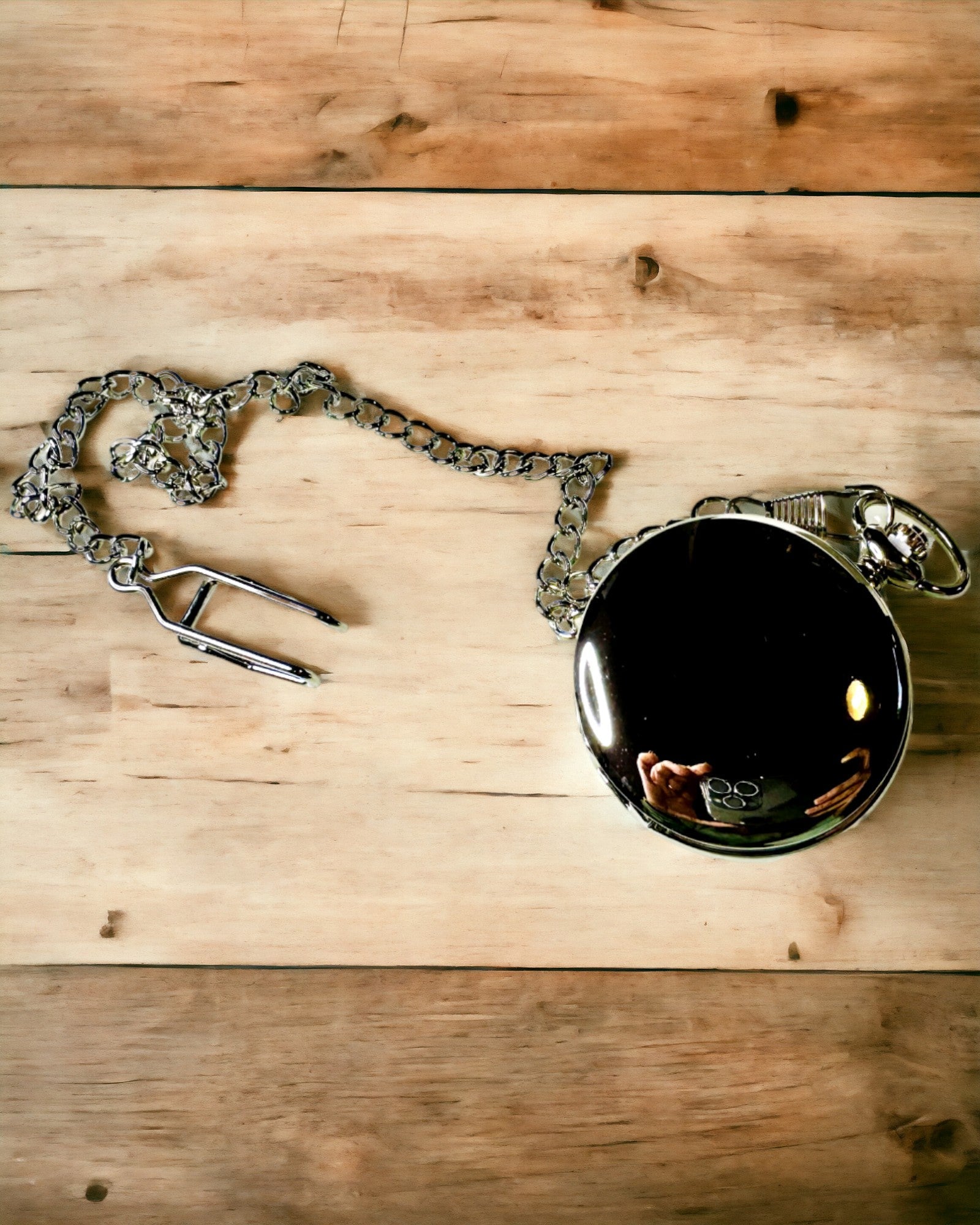 Klassinen taskukello roomalaisilla numeroilla ja ketjulla, kvartsikoneisto, teräksen kiilto - hopeanvärinen