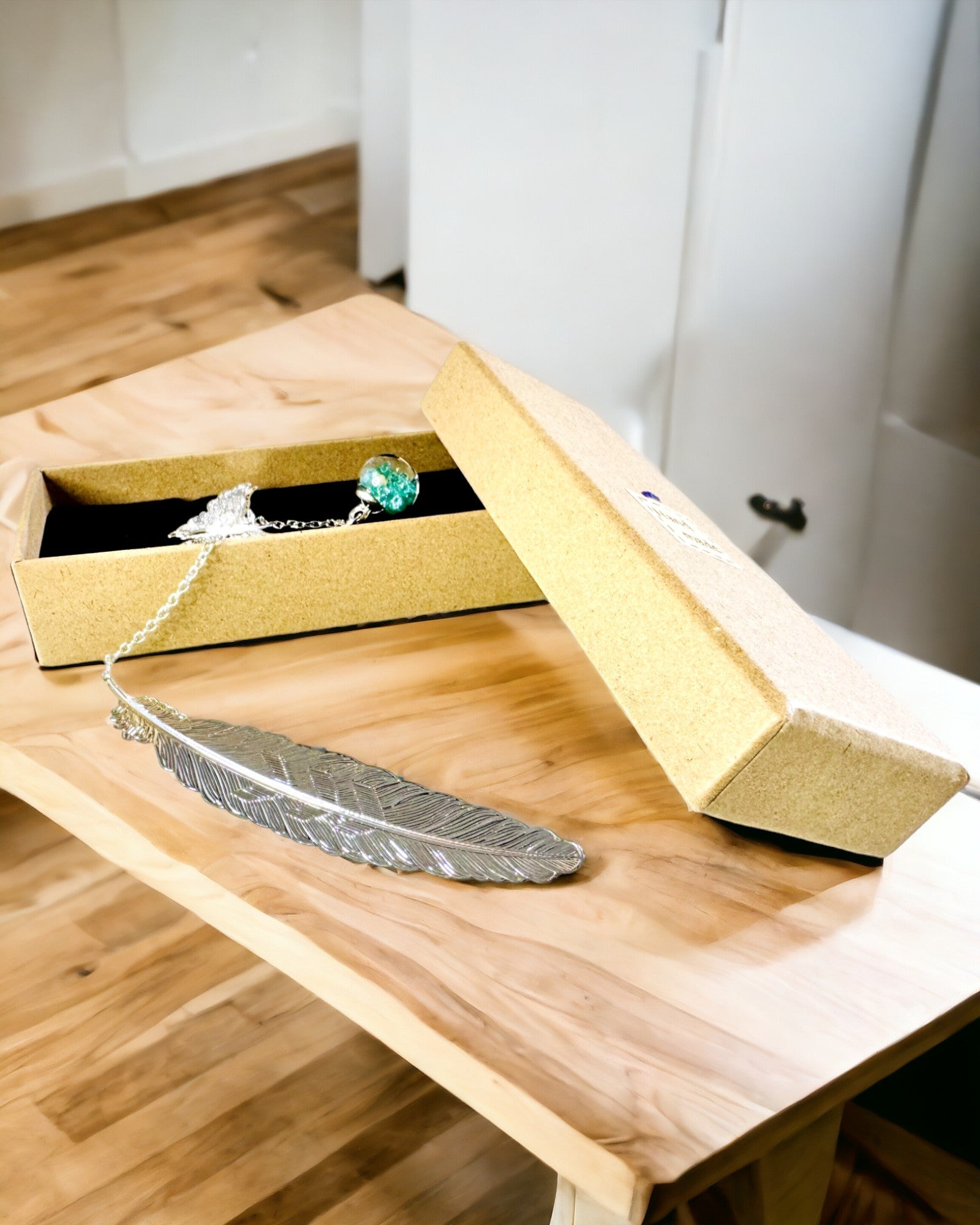 Luova Retrotyylinen Kirjanmerkki Höyhen- ja Perhosaiheella – Tyylikäs Mainoslahja, Hopea/Sininen