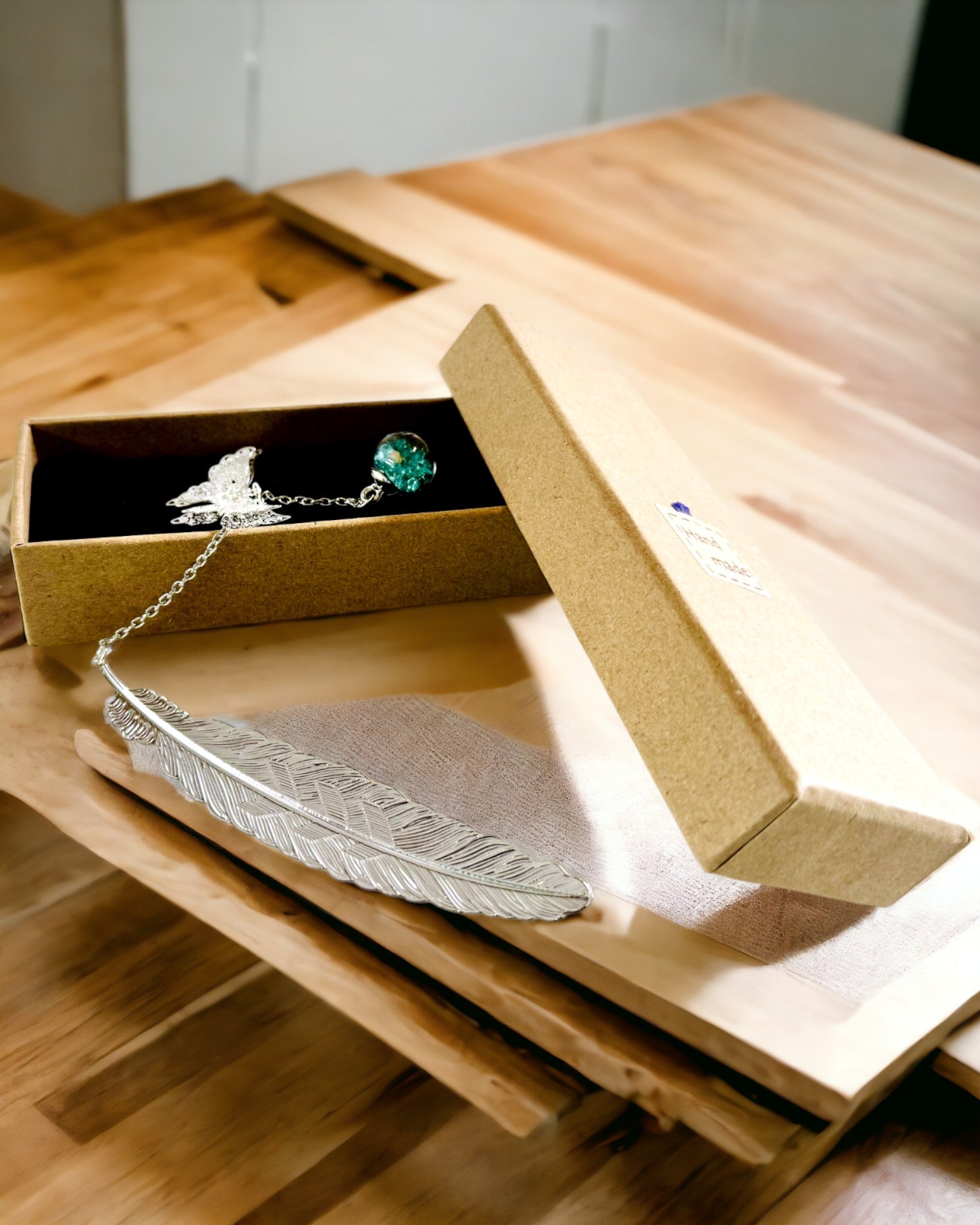 Luova Retrotyylinen Kirjanmerkki Höyhen- ja Perhosaiheella – Tyylikäs Mainoslahja, Hopea/Sininen