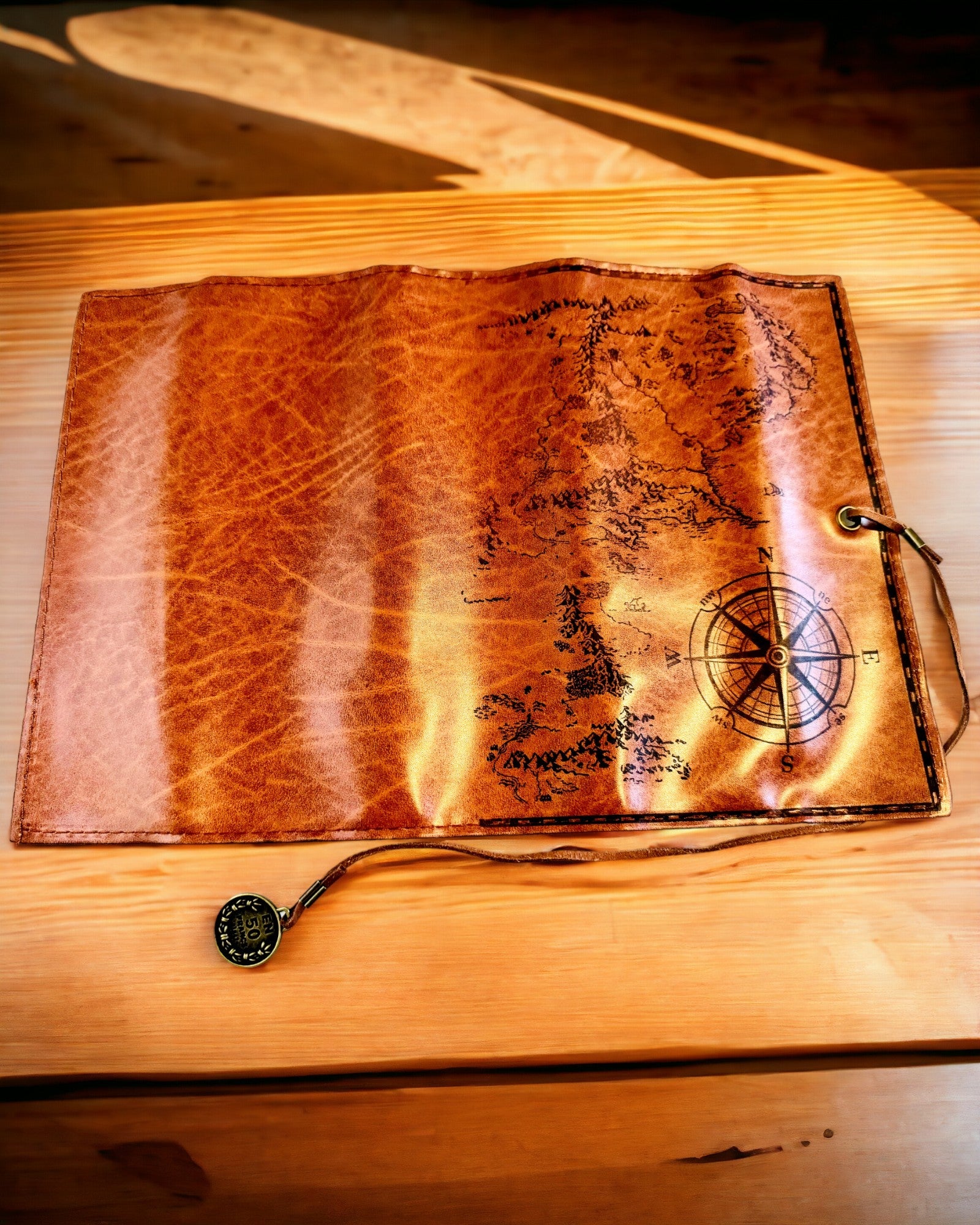 Retro Tummanruskea Nahkainen Penaali Aarre Kartta -teemalla - Tyylikäs Laukku Kirjoitusvälineiden Aarteiden Säilytykseen