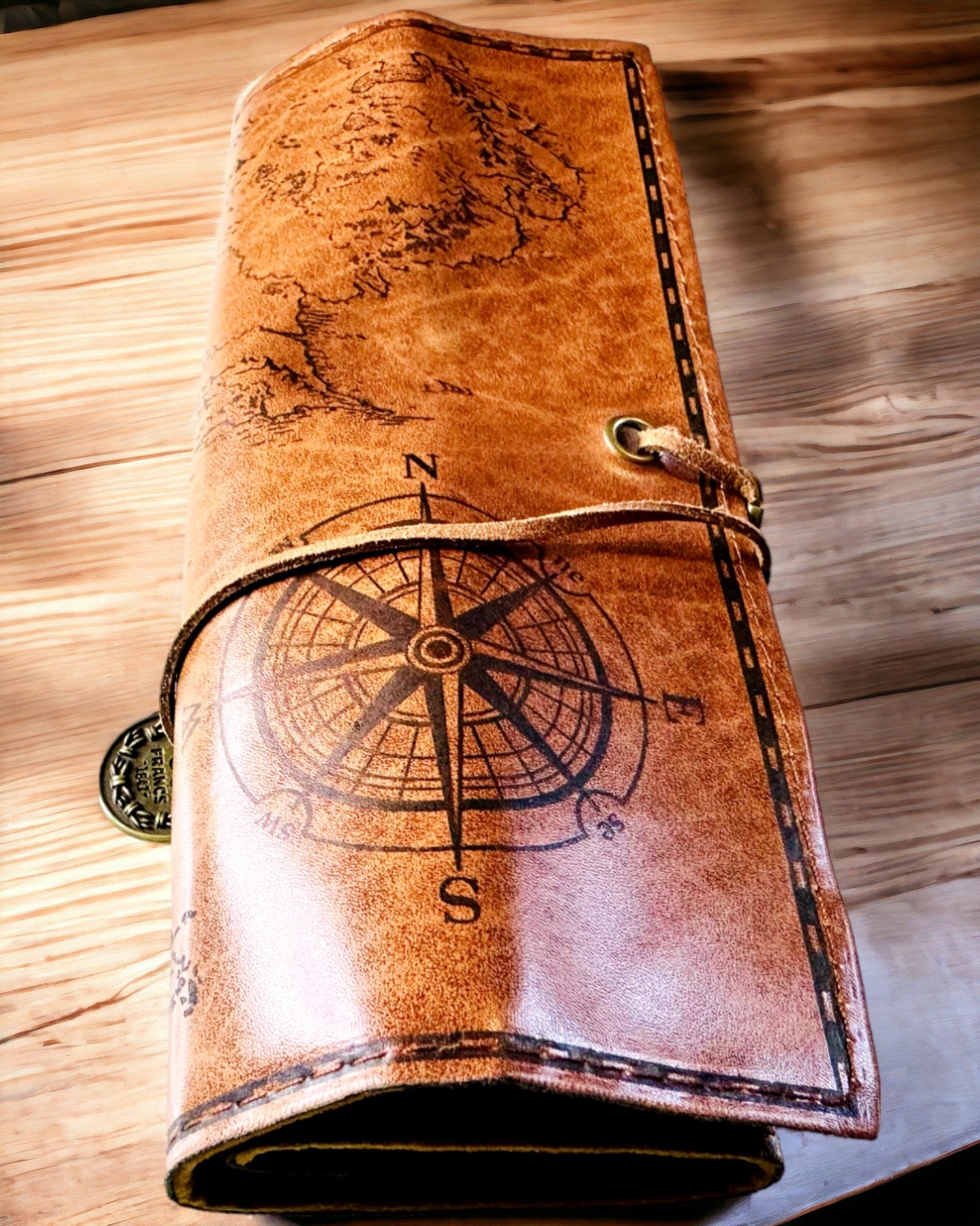 Retro Tummanruskea Nahkainen Penaali Aarre Kartta -teemalla - Tyylikäs Laukku Kirjoitusvälineiden Aarteiden Säilytykseen