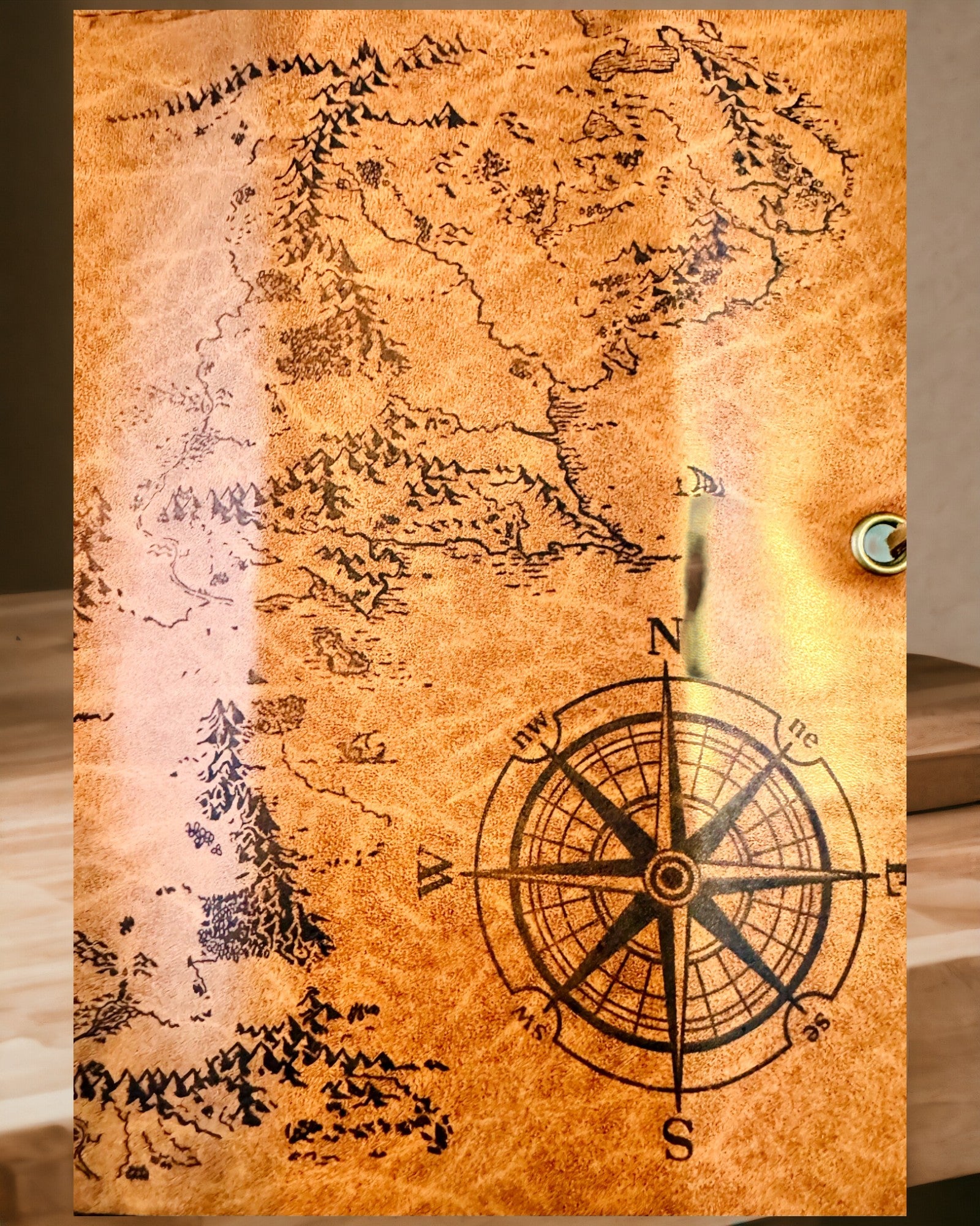 Retro Tummanruskea Nahkainen Penaali Aarre Kartta -teemalla - Tyylikäs Laukku Kirjoitusvälineiden Aarteiden Säilytykseen