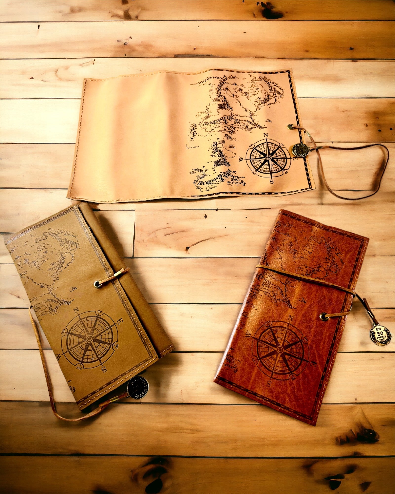 Retro Vaaleanruskea - matta, nahkainen Matkailijan Tyylinen Penaali Maailmankartalla – Käytännöllinen ja Tilava. Personointi kaiverruksella.