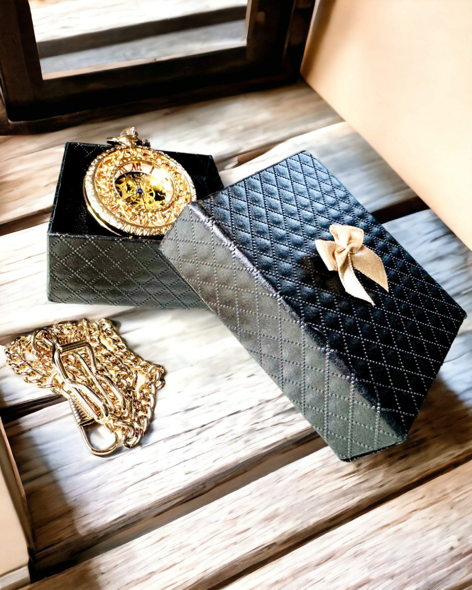 Vintage-tyylinen taskukello läpinäkyvällä kellotaululla ja luurankokoneistolla