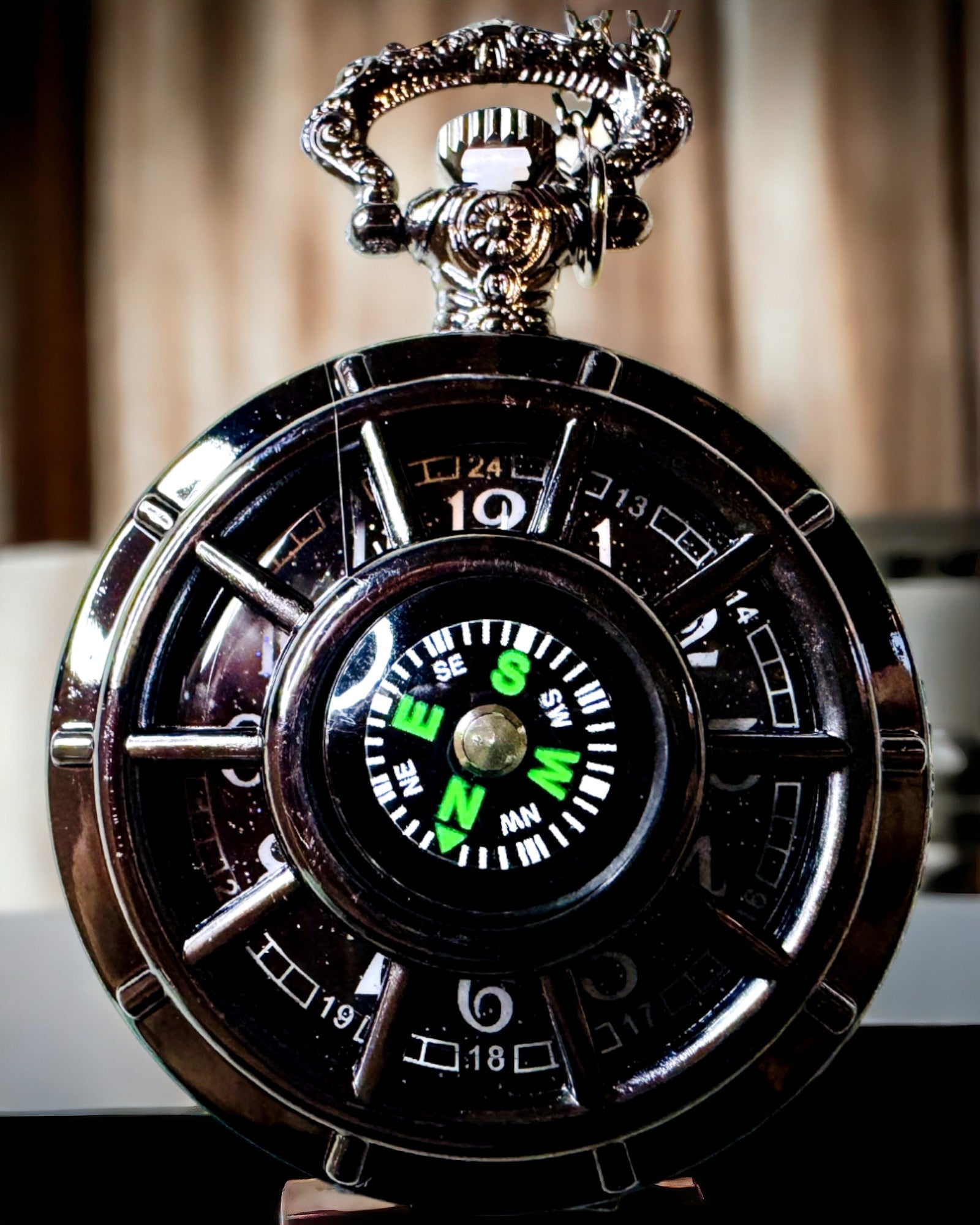 Taskukello kompassilla – Tyylikäs vintage-tyylinen riipus ontolla rungolla ja mustalla kellotaululla, personointi kaiverruksella