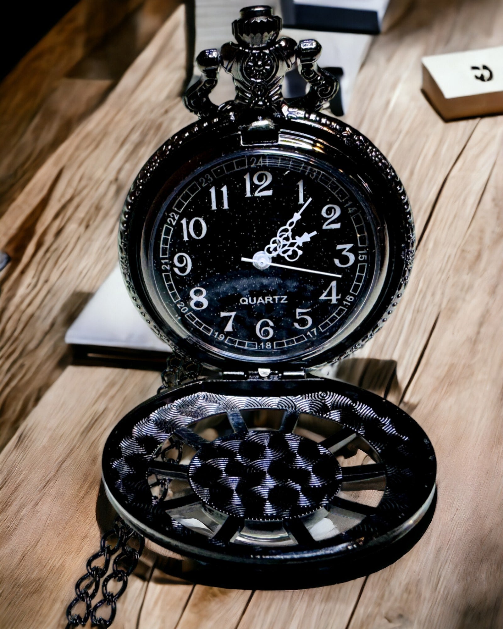 Taskukello kompassilla – Tyylikäs vintage-tyylinen riipus ontolla rungolla ja mustalla kellotaululla, personointi kaiverruksella