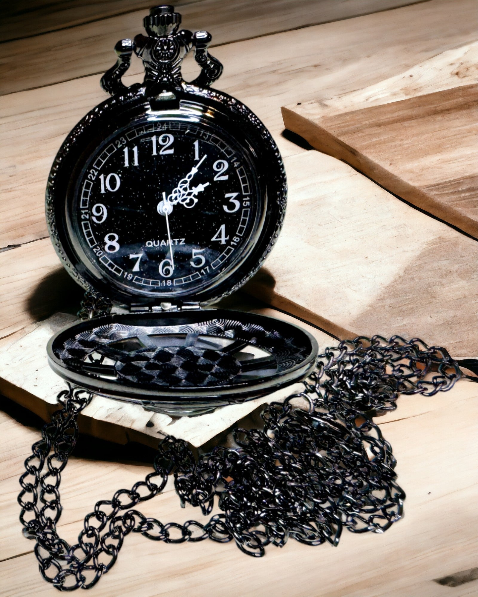 Taskukello kompassilla – Tyylikäs vintage-tyylinen riipus ontolla rungolla ja mustalla kellotaululla, personointi kaiverruksella