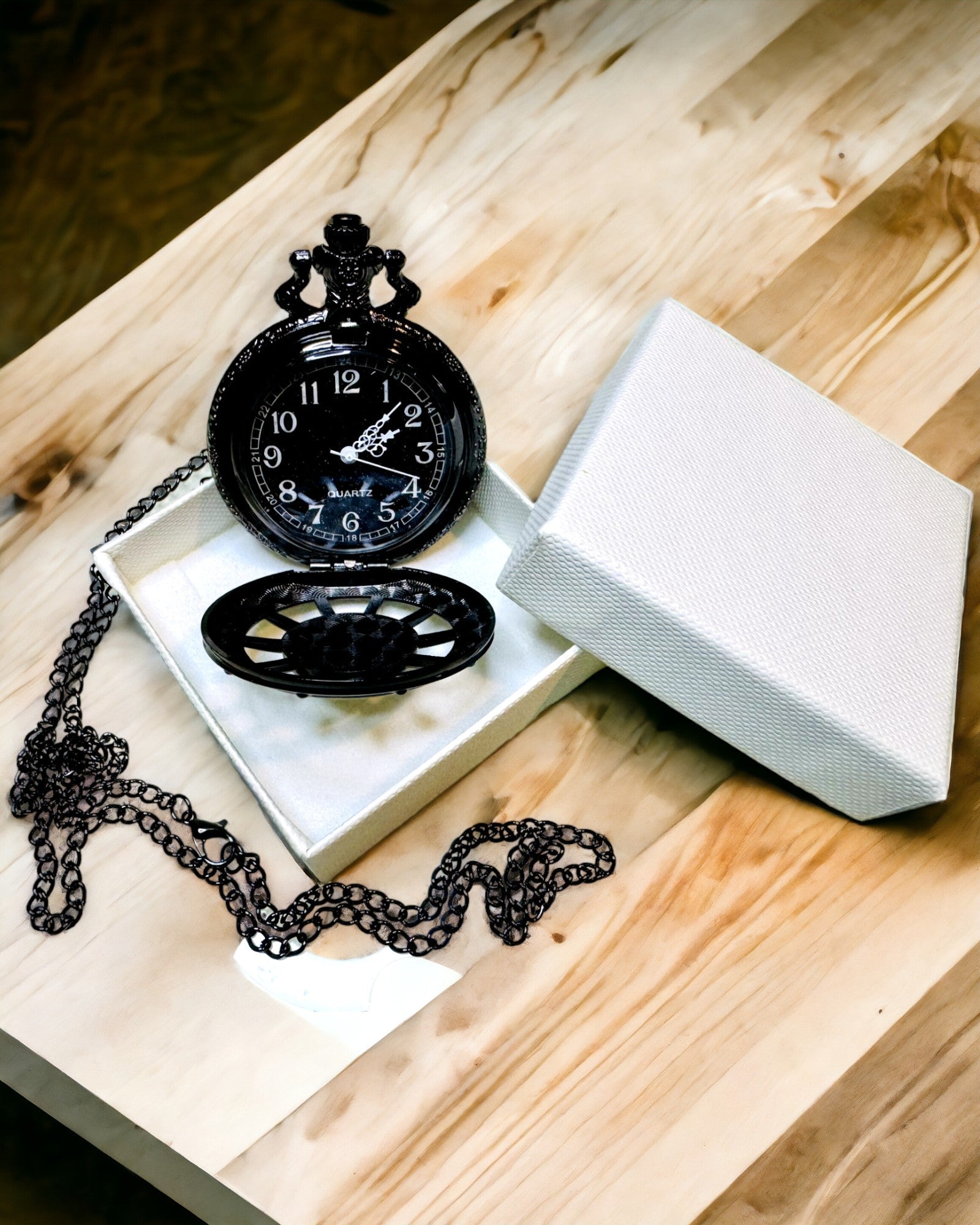 Taskukello kompassilla – Tyylikäs vintage-tyylinen riipus ontolla rungolla ja mustalla kellotaululla, personointi kaiverruksella