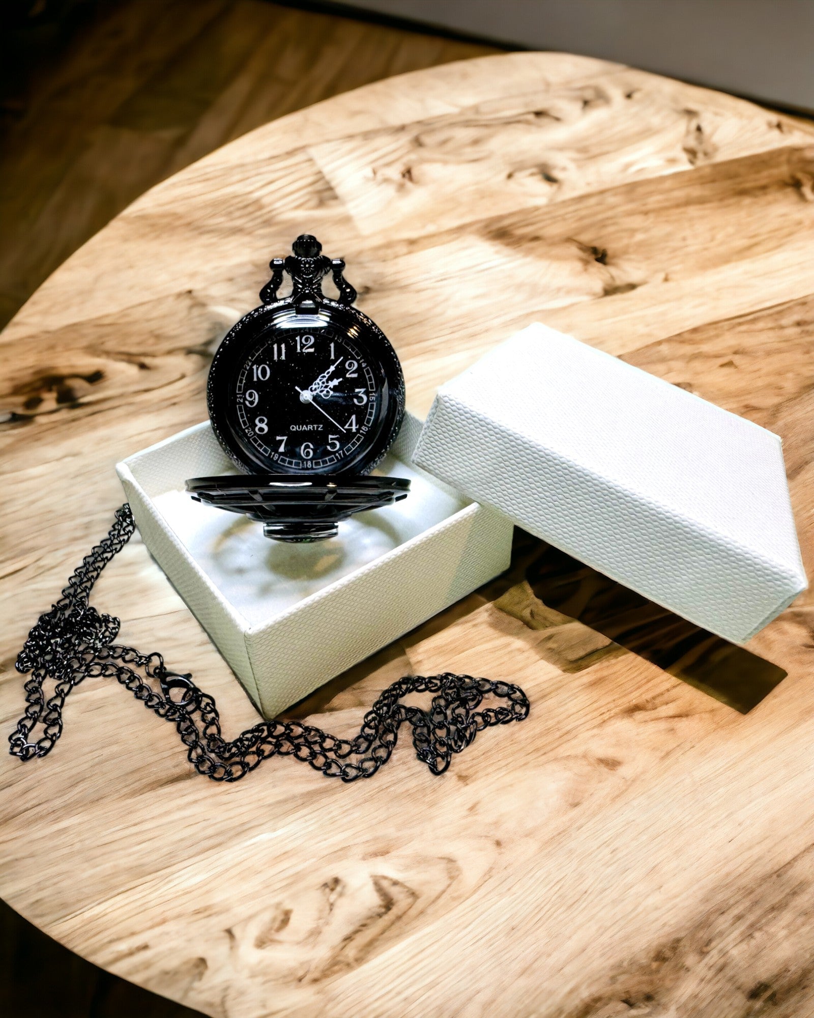 Taskukello kompassilla – Tyylikäs vintage-tyylinen riipus ontolla rungolla ja mustalla kellotaululla, personointi kaiverruksella