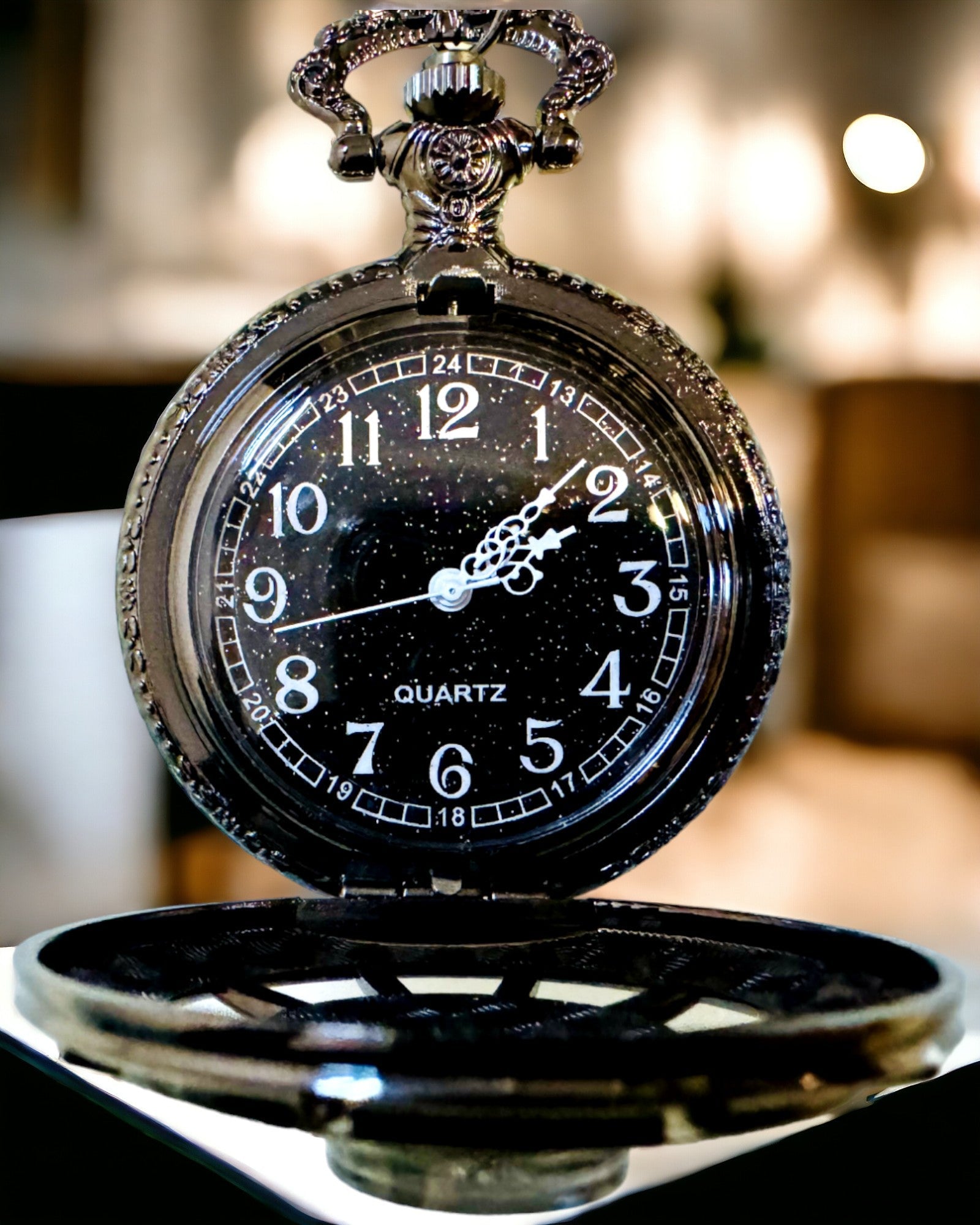 Taskukello kompassilla – Tyylikäs vintage-tyylinen riipus ontolla rungolla ja mustalla kellotaululla, personointi kaiverruksella