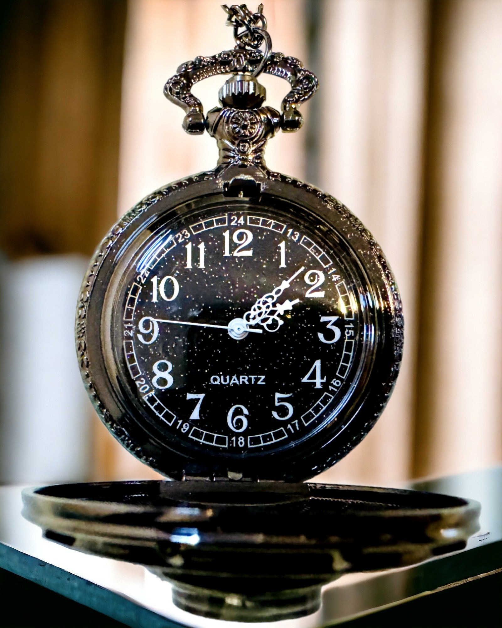 Taskukello kompassilla – Tyylikäs vintage-tyylinen riipus ontolla rungolla ja mustalla kellotaululla, personointi kaiverruksella