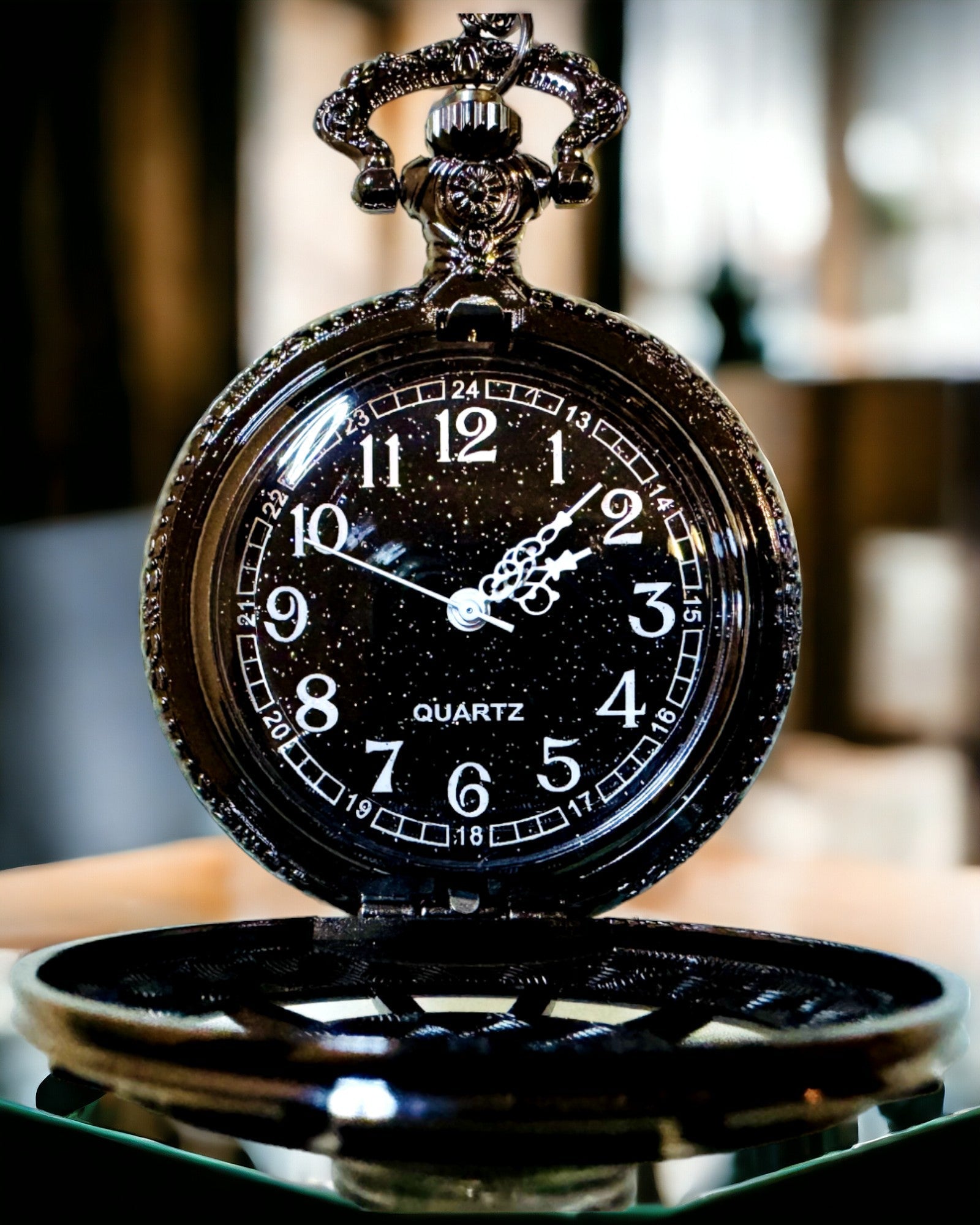 Taskukello kompassilla – Tyylikäs vintage-tyylinen riipus ontolla rungolla ja mustalla kellotaululla, personointi kaiverruksella