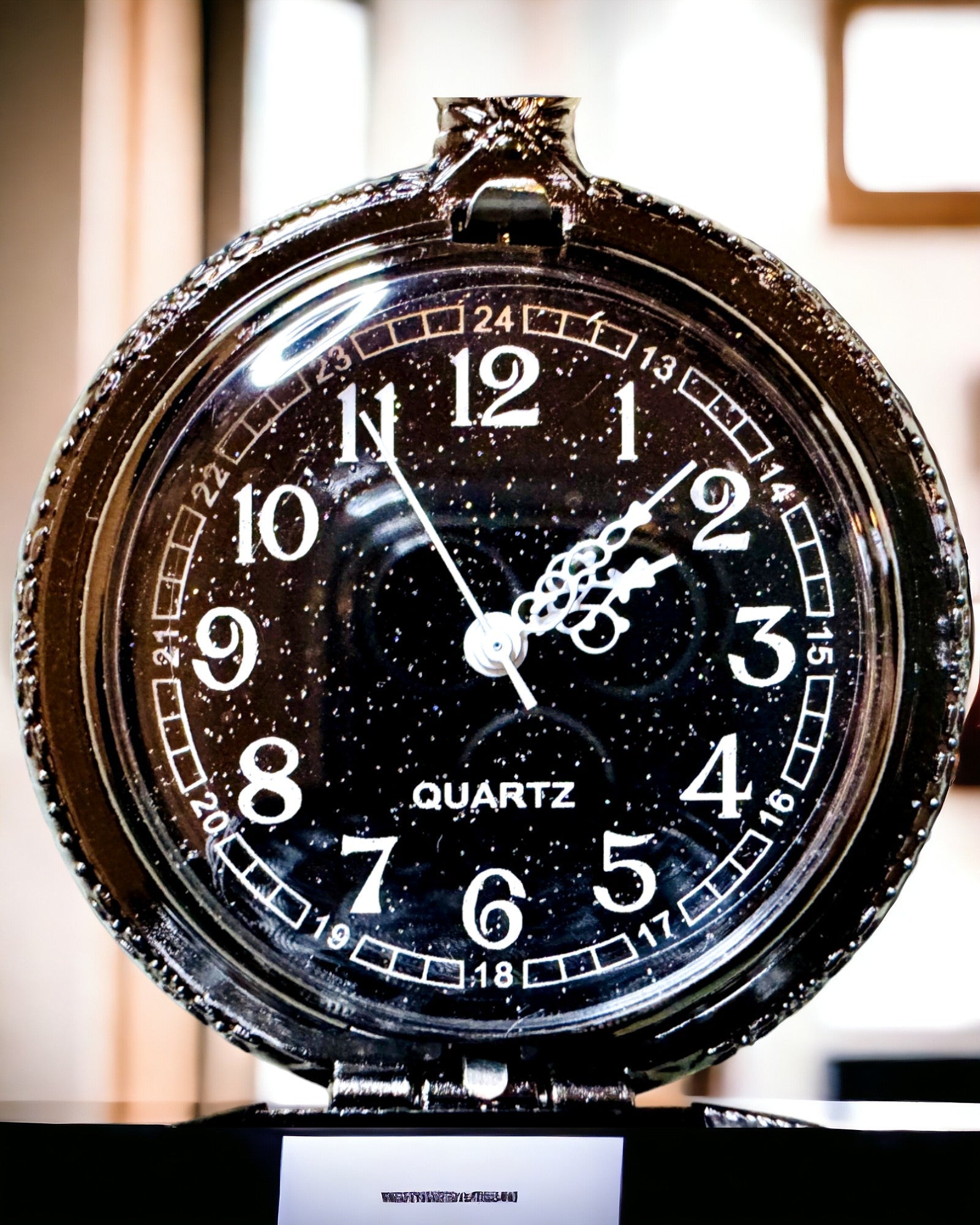 Taskukello kompassilla – Tyylikäs vintage-tyylinen riipus ontolla rungolla ja mustalla kellotaululla, personointi kaiverruksella