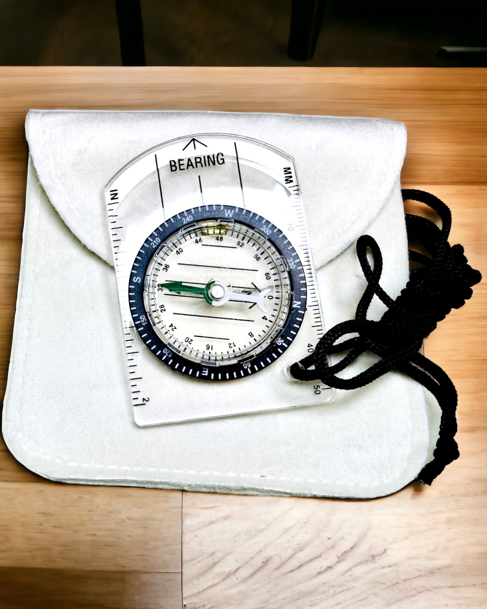 Matkakompassi "Seikkailijan Opas" - Läpinäkyvä, Mini Akryyli Ripustusnarulla ja Kartta-asteikolla, kaiverruksella