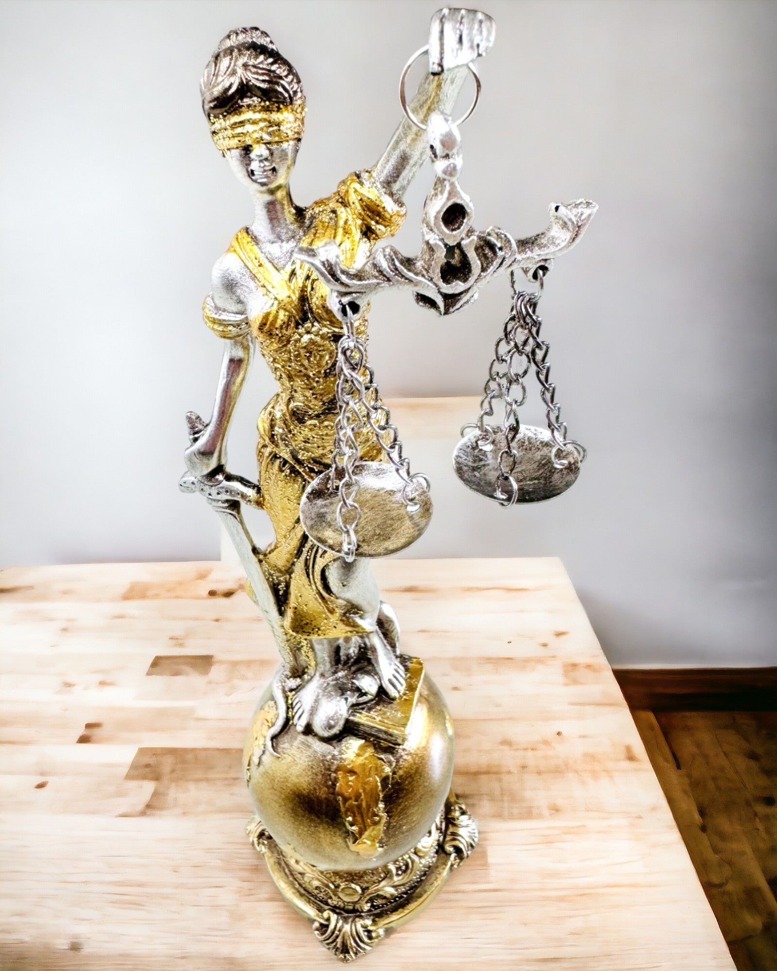 Oikeuden jumalattaren patsas – Taiteellinen koriste hyllylle, hartsikäsityö, personointi kaiverruksella