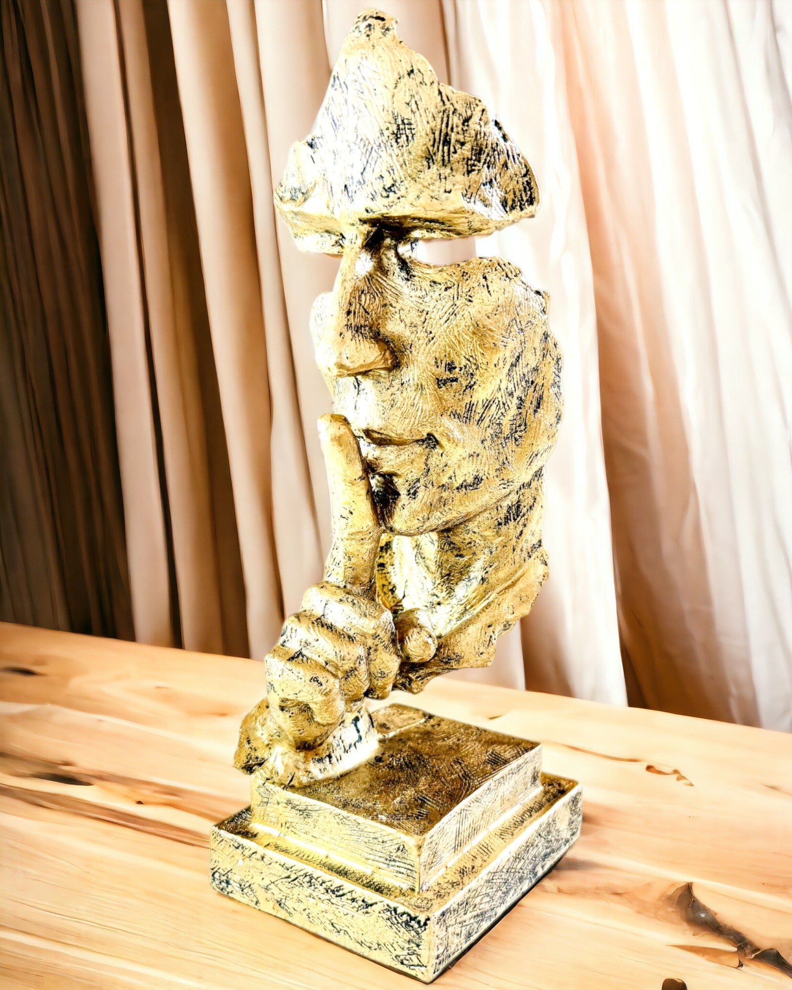 Pohdiskeleva Mies – Abstrakti Patsas Modernissa Tyylissä