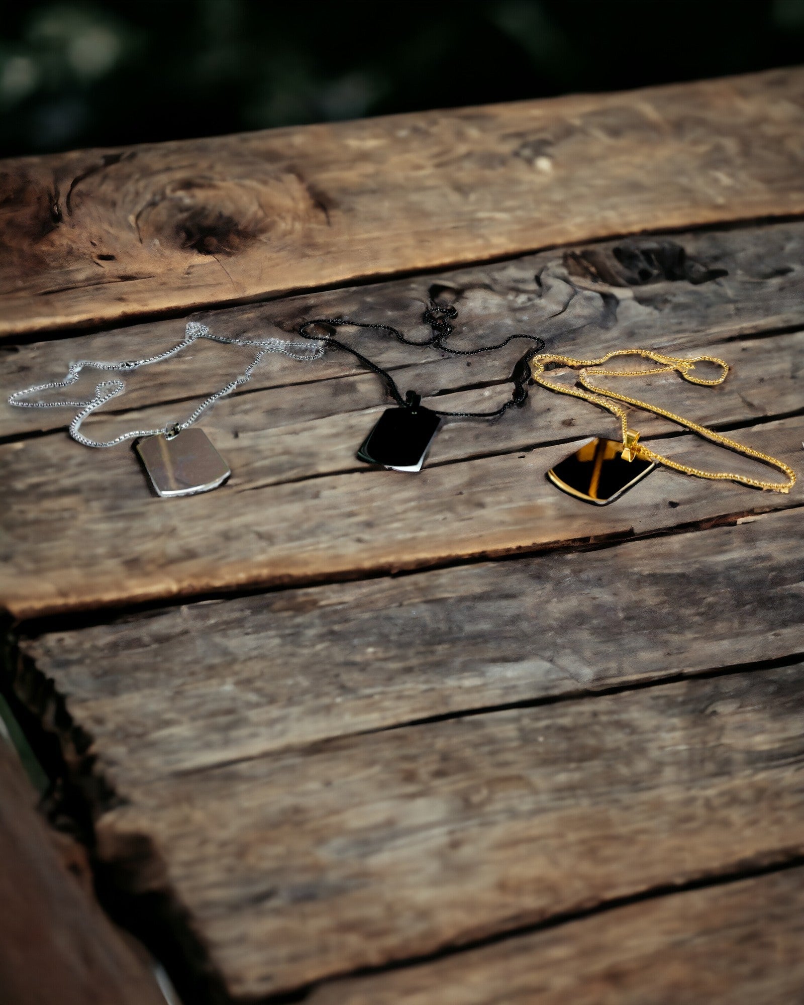 "Kolmen Tyylin Sävyä" -kaulakoru - Tunnuslaatta - Tyylikäs Ruostumattomasta Teräksestä Valmistettu Riipus Kaiverrusmahdollisuudella