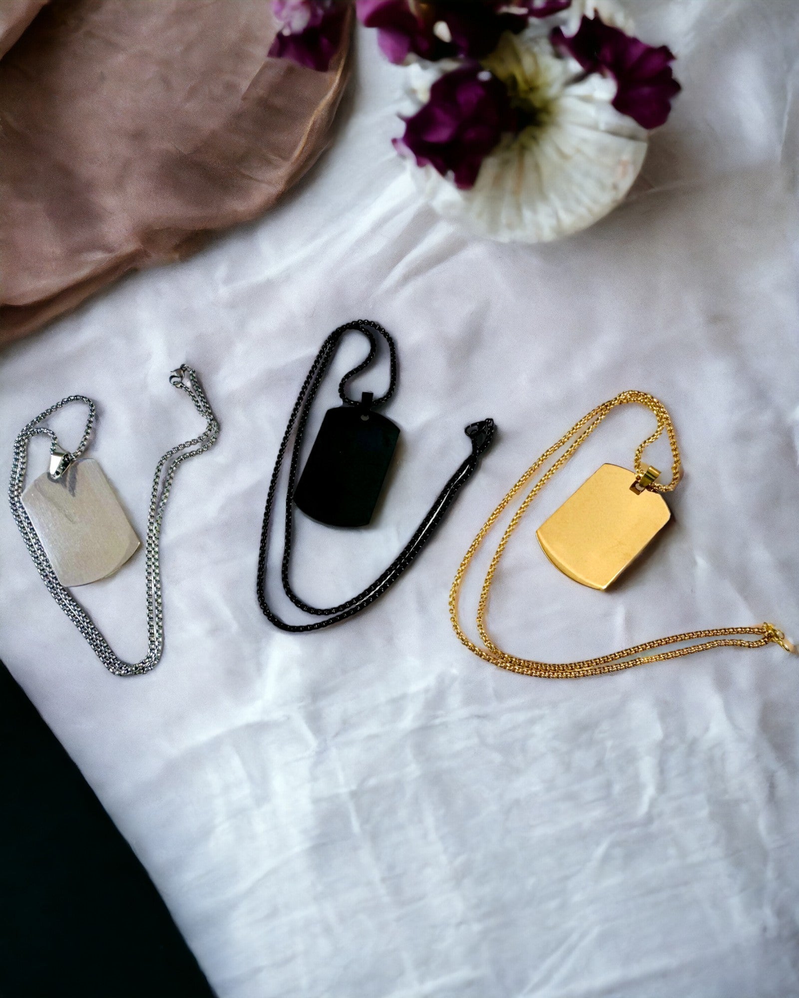 "Kolmen Tyylin Sävyä" -kaulakoru - Tunnuslaatta - Tyylikäs Ruostumattomasta Teräksestä Valmistettu Riipus Kaiverrusmahdollisuudella