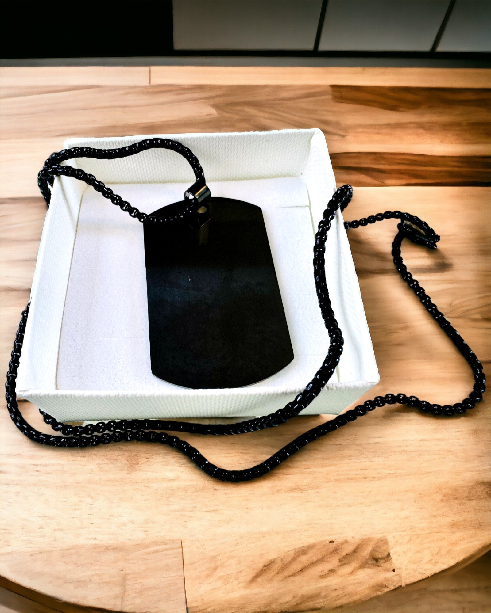 "Kolmen Tyylin Sävyä" -kaulakoru - Tunnuslaatta - Tyylikäs Ruostumattomasta Teräksestä Valmistettu Riipus Kaiverrusmahdollisuudella