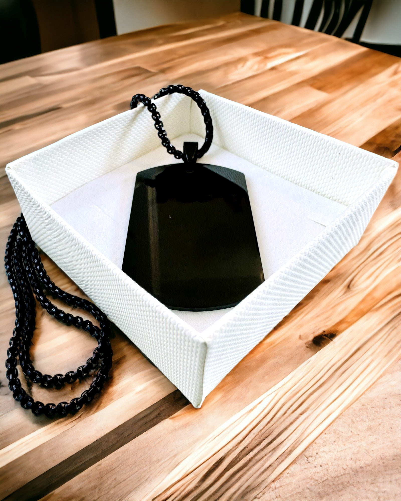 "Kolmen Tyylin Sävyä" -kaulakoru - Tunnuslaatta - Tyylikäs Ruostumattomasta Teräksestä Valmistettu Riipus Kaiverrusmahdollisuudella