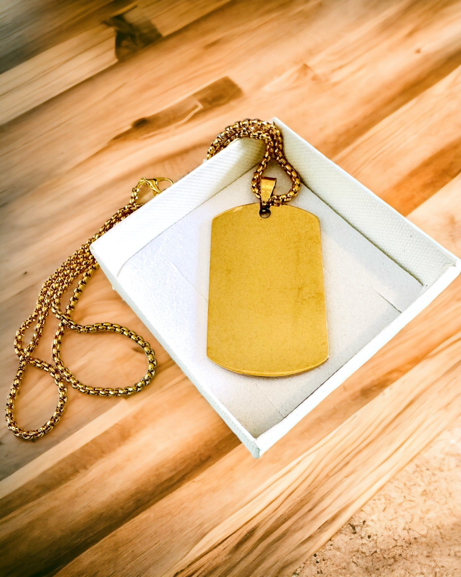 "Kolmen Tyylin Sävyä" -kaulakoru - Tunnuslaatta - Tyylikäs Ruostumattomasta Teräksestä Valmistettu Riipus Kaiverrusmahdollisuudella