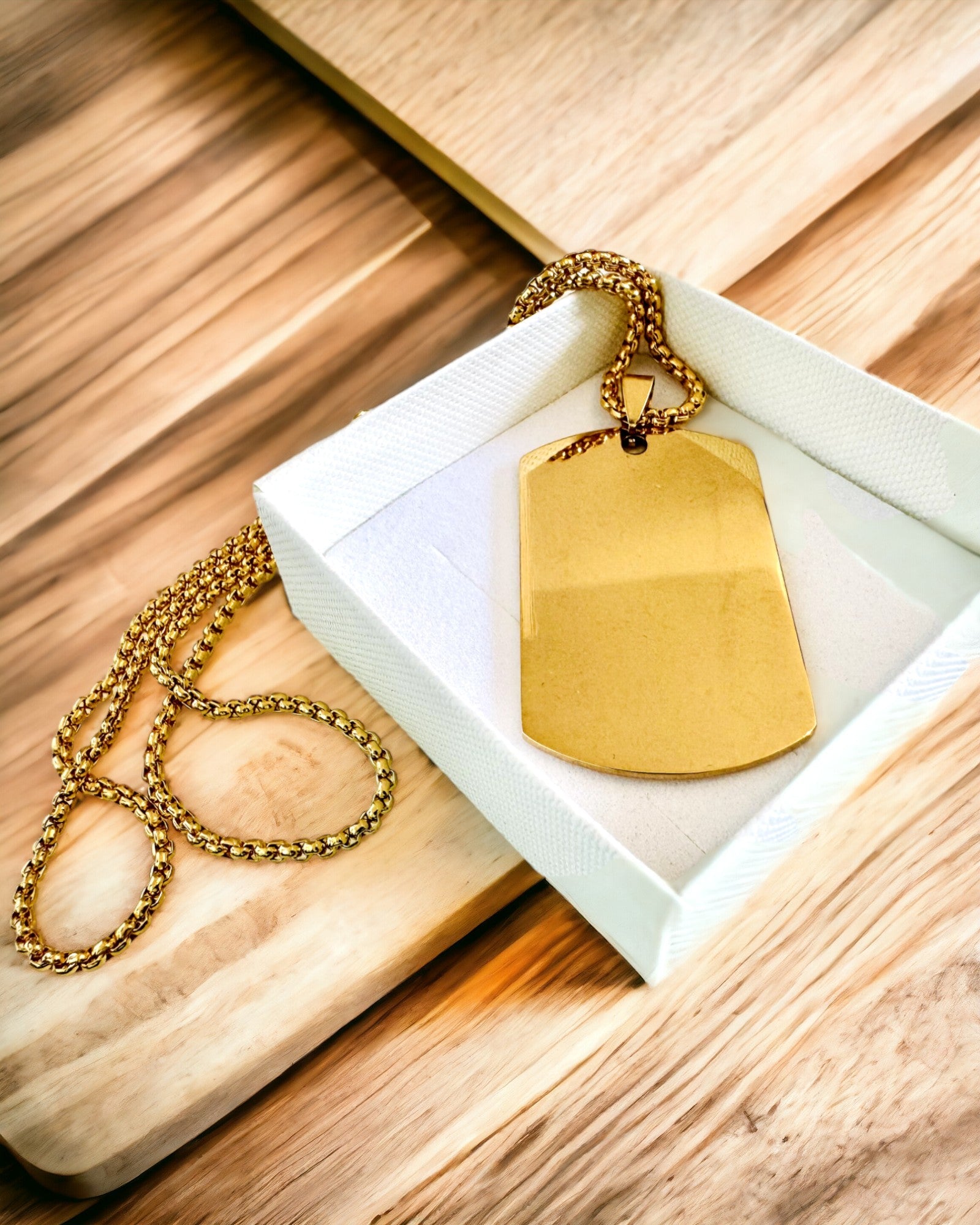 "Kolmen Tyylin Sävyä" -kaulakoru - Tunnuslaatta - Tyylikäs Ruostumattomasta Teräksestä Valmistettu Riipus Kaiverrusmahdollisuudella