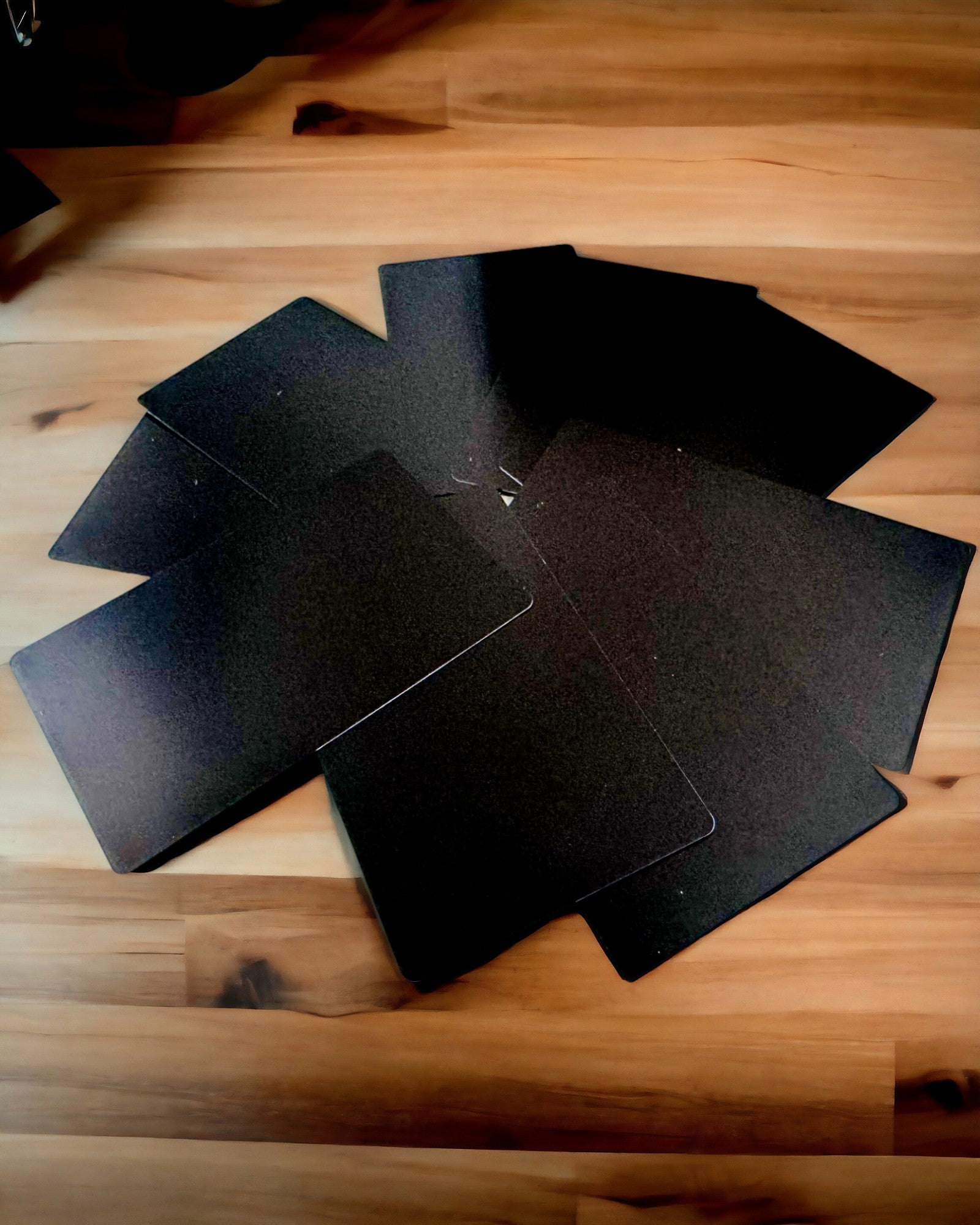 Eksklusiivinen Musta Metallinen Käyntikortti Personointimahdollisuudella – Ihanteellinen Lahjaksi