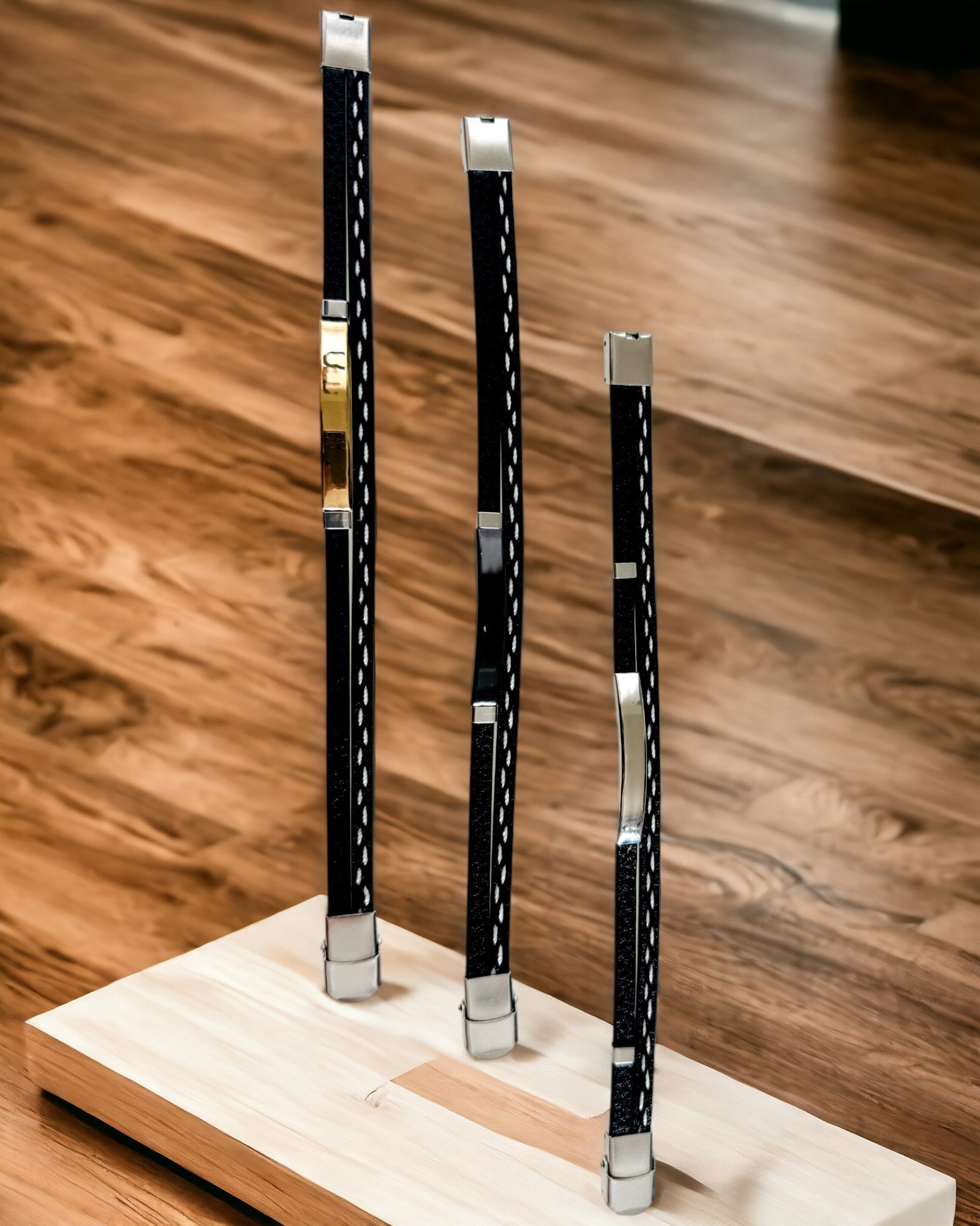 Urheiluranneke PU-nahasta ja ruostumattomasta teräksestä kaiverrusmahdollisuudella – 3 väriä