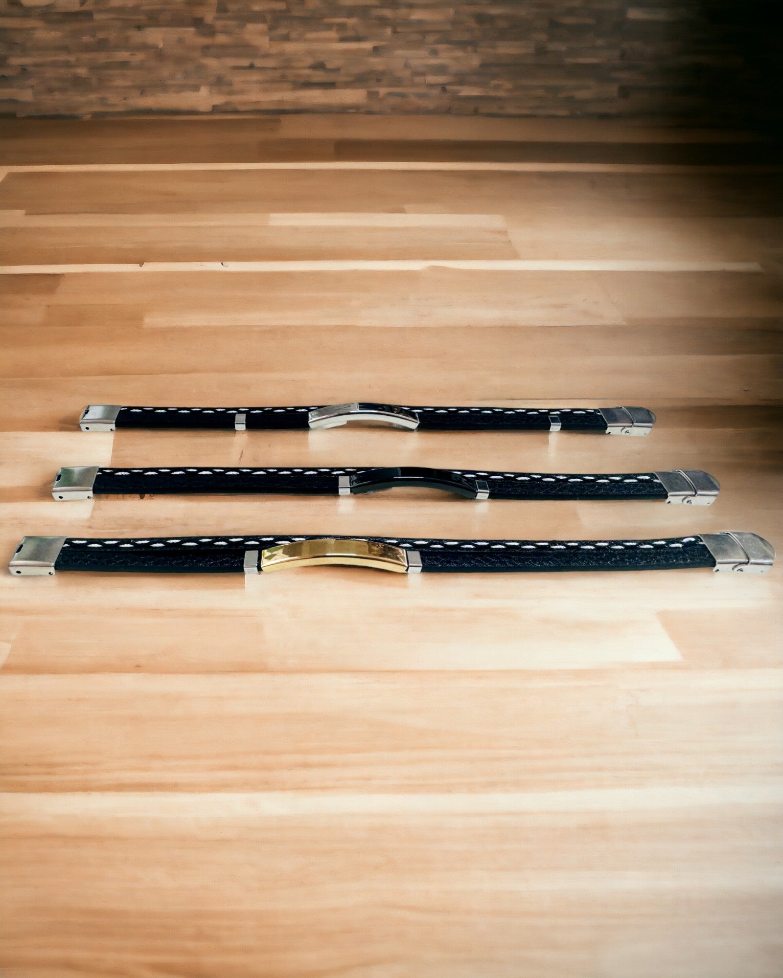 Urheiluranneke PU-nahasta ja ruostumattomasta teräksestä kaiverrusmahdollisuudella – 3 väriä