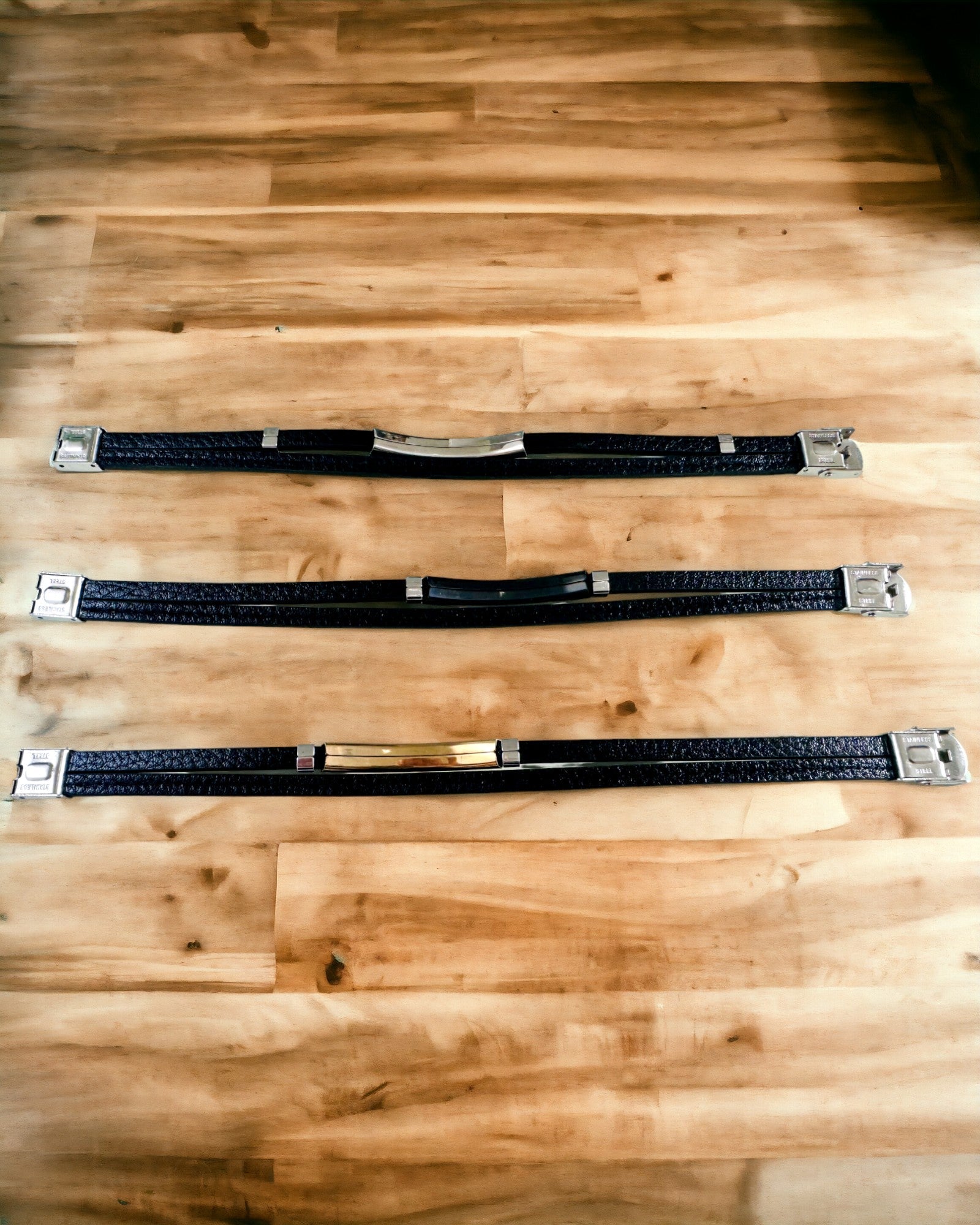 Urheiluranneke PU-nahasta ja ruostumattomasta teräksestä kaiverrusmahdollisuudella – 3 väriä