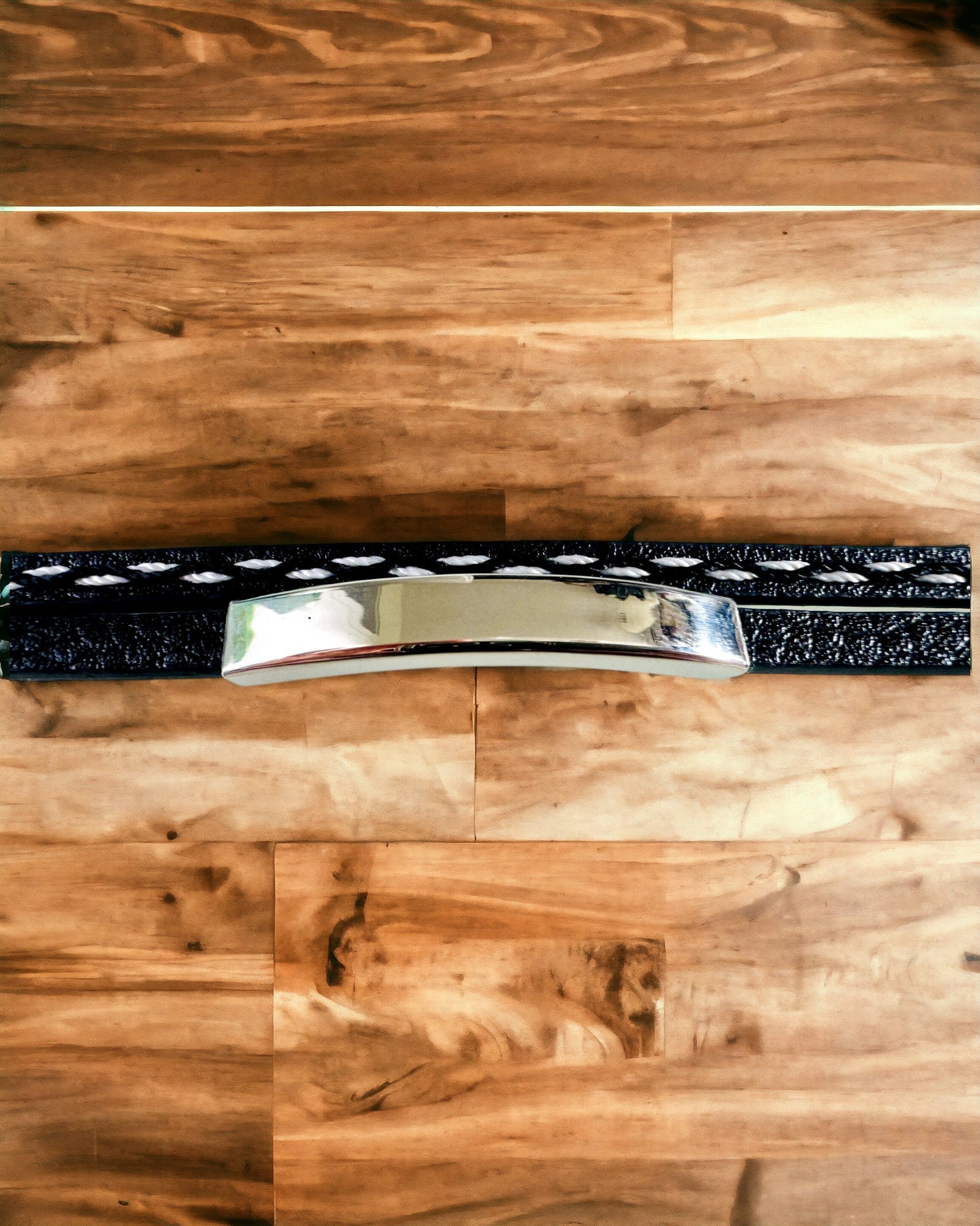 Urheiluranneke PU-nahasta ja ruostumattomasta teräksestä kaiverrusmahdollisuudella – 3 väriä