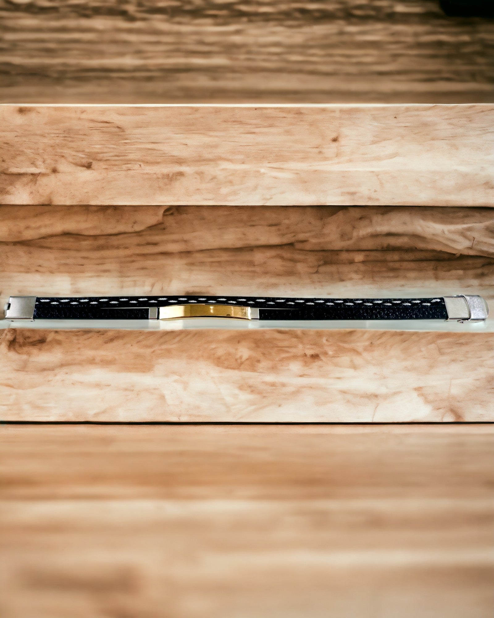 Urheiluranneke PU-nahasta ja ruostumattomasta teräksestä kaiverrusmahdollisuudella – 3 väriä