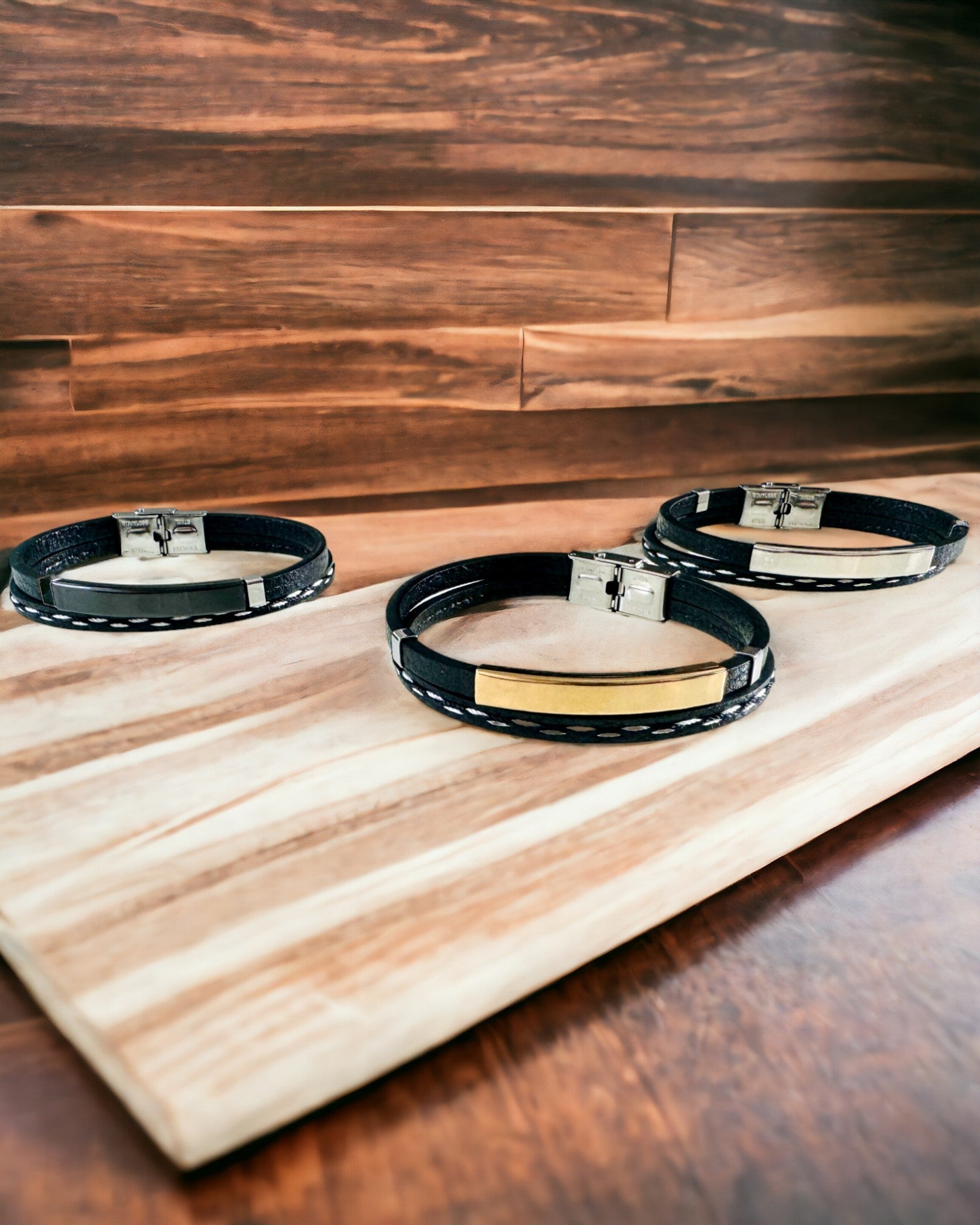 Urheiluranneke PU-nahasta ja ruostumattomasta teräksestä kaiverrusmahdollisuudella – 3 väriä